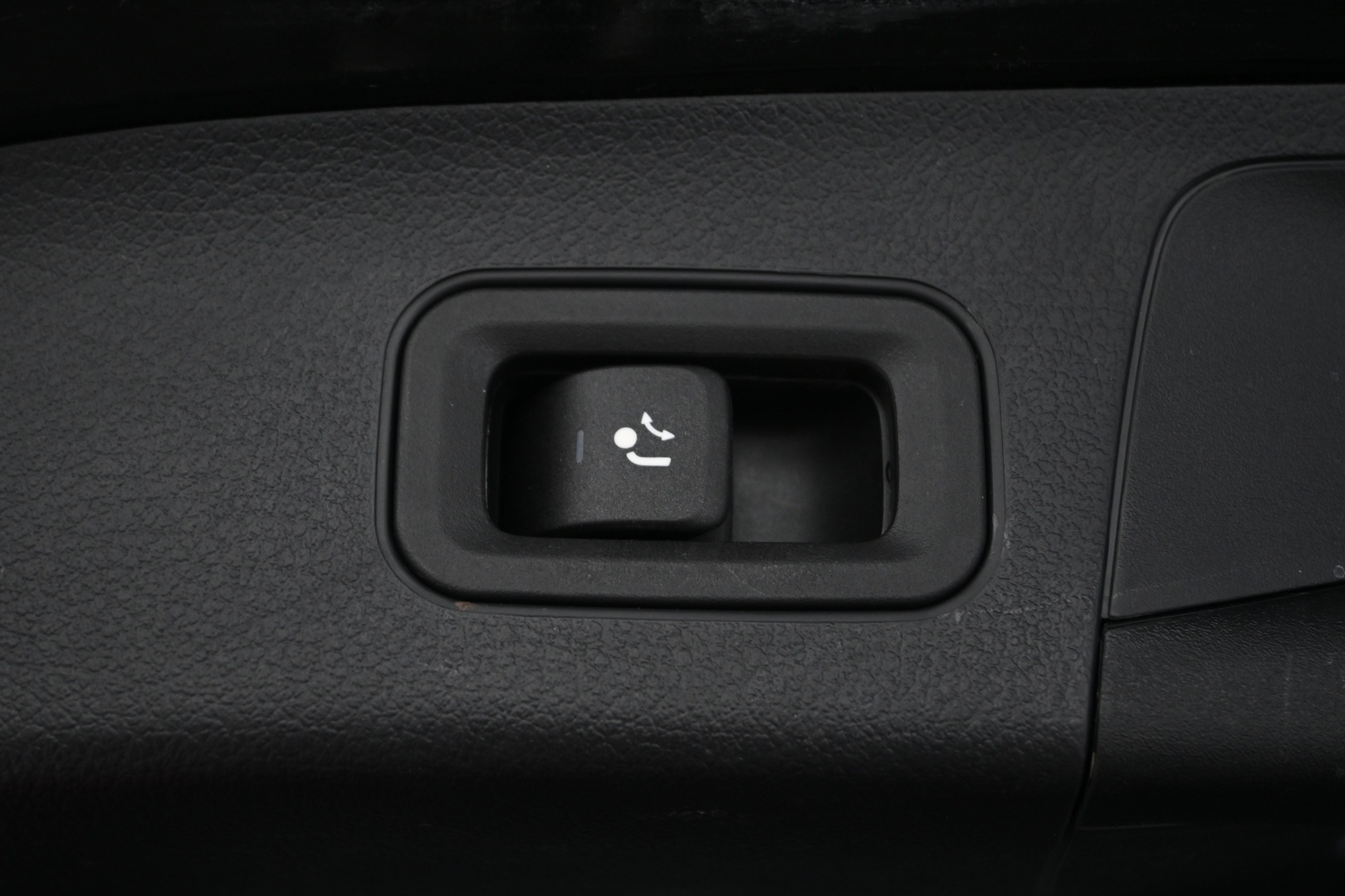 MERCEDES-BENZ EQA 2024