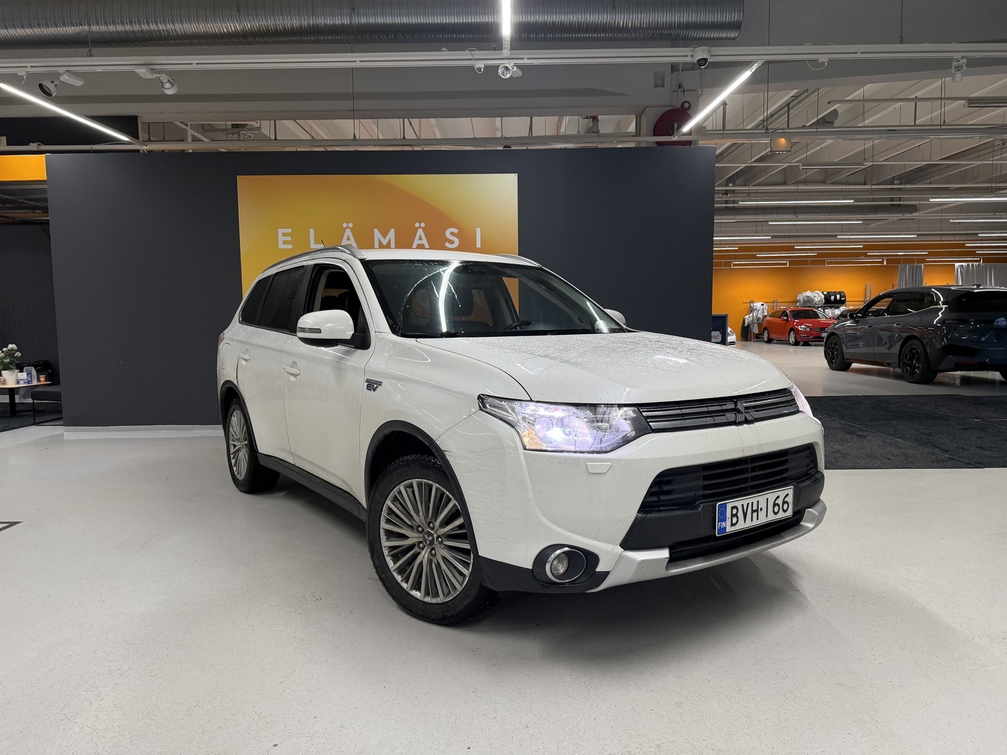 MITSUBISHI Outlander PHEV 2015