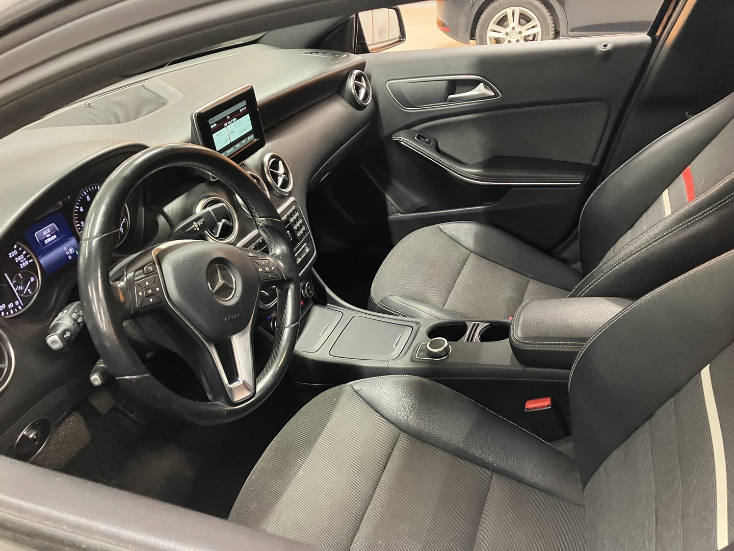 MERCEDES-BENZ A 2015