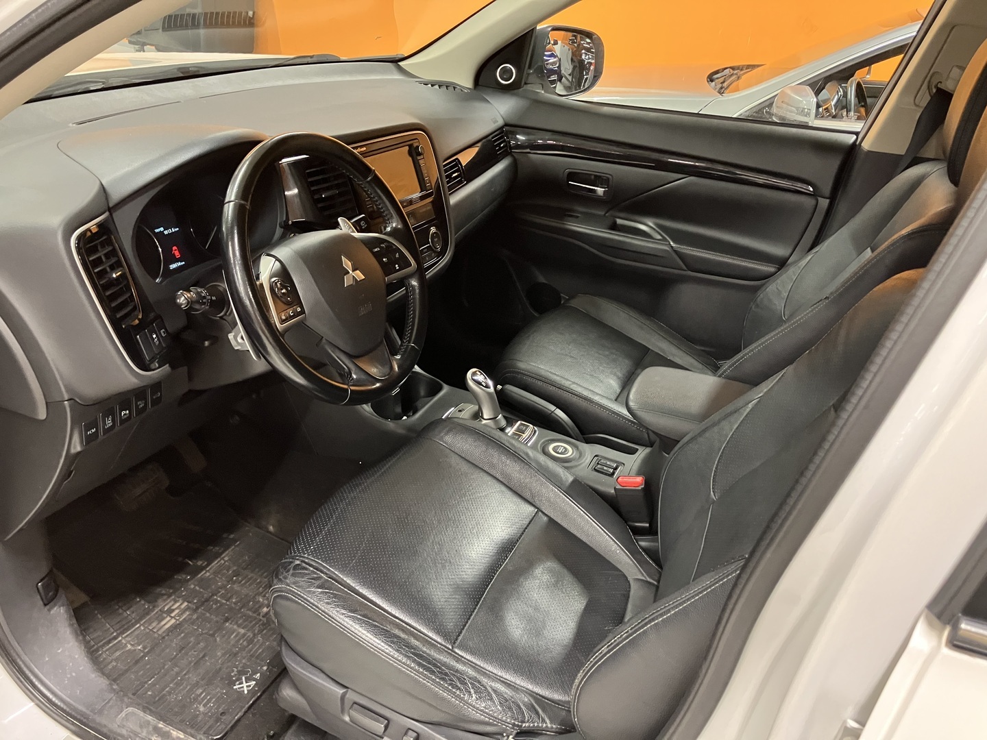 MITSUBISHI Outlander PHEV 2014