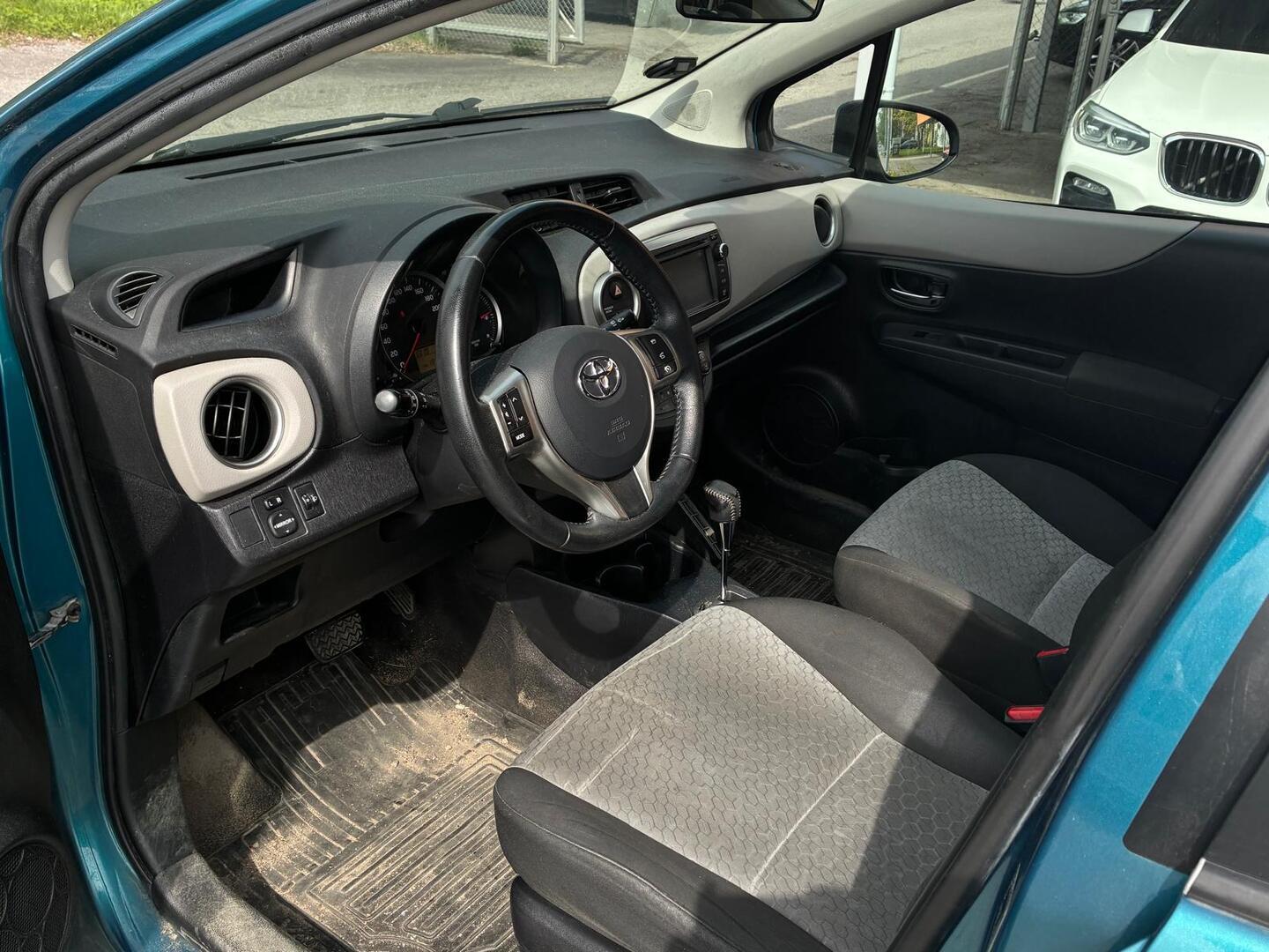 TOYOTA Yaris 2013