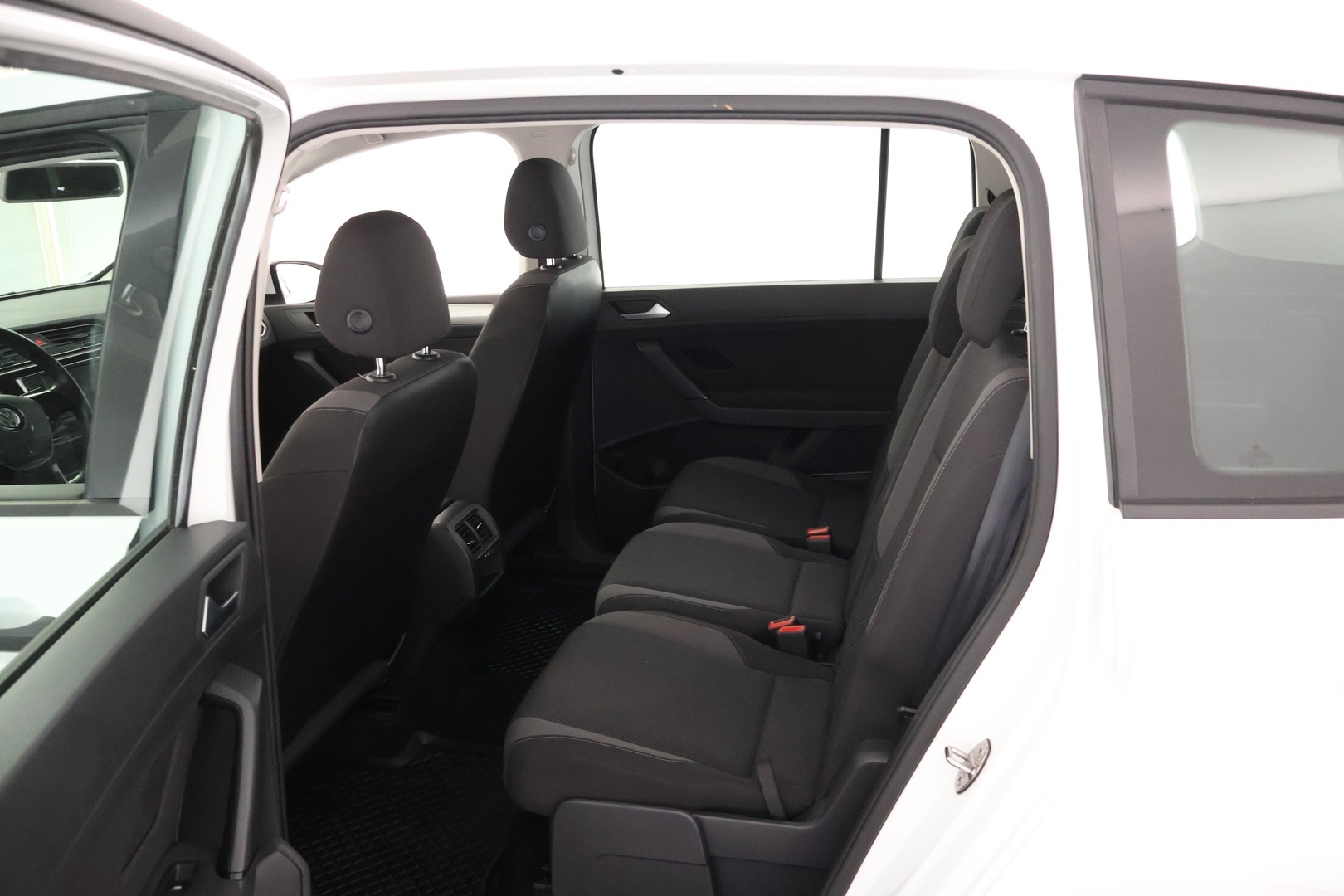 VOLKSWAGEN Touran 2016