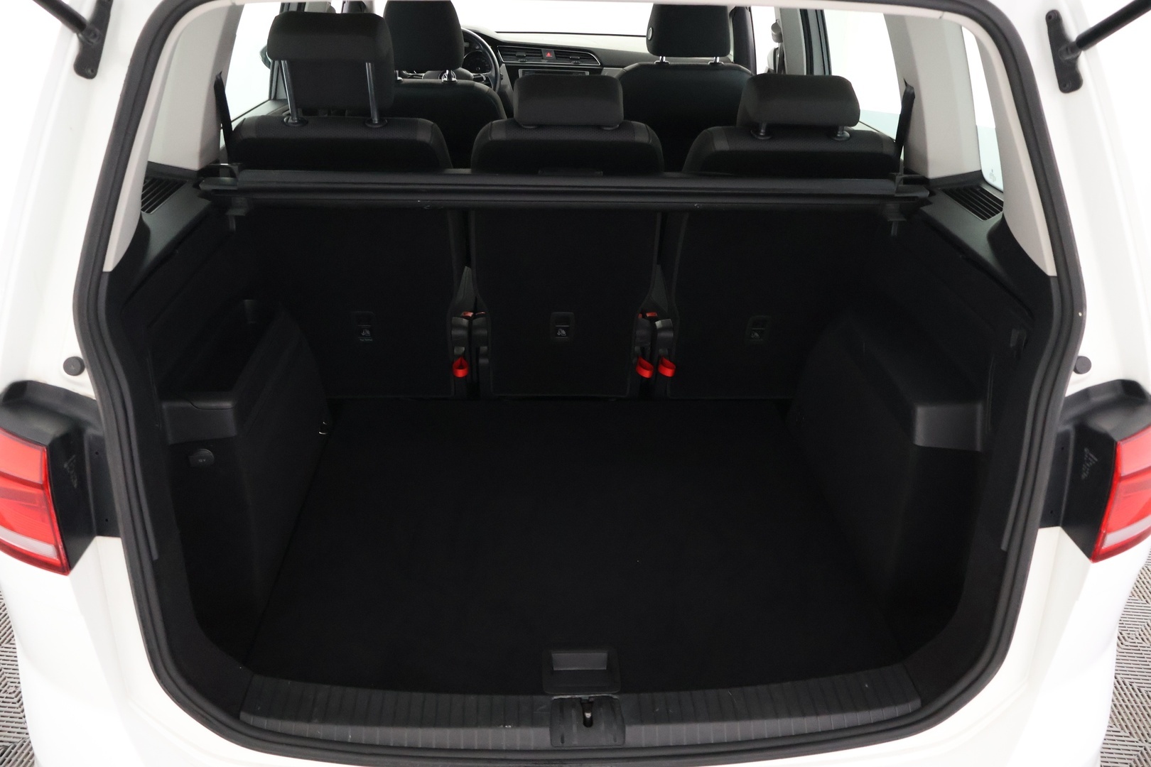 VOLKSWAGEN Touran 2016