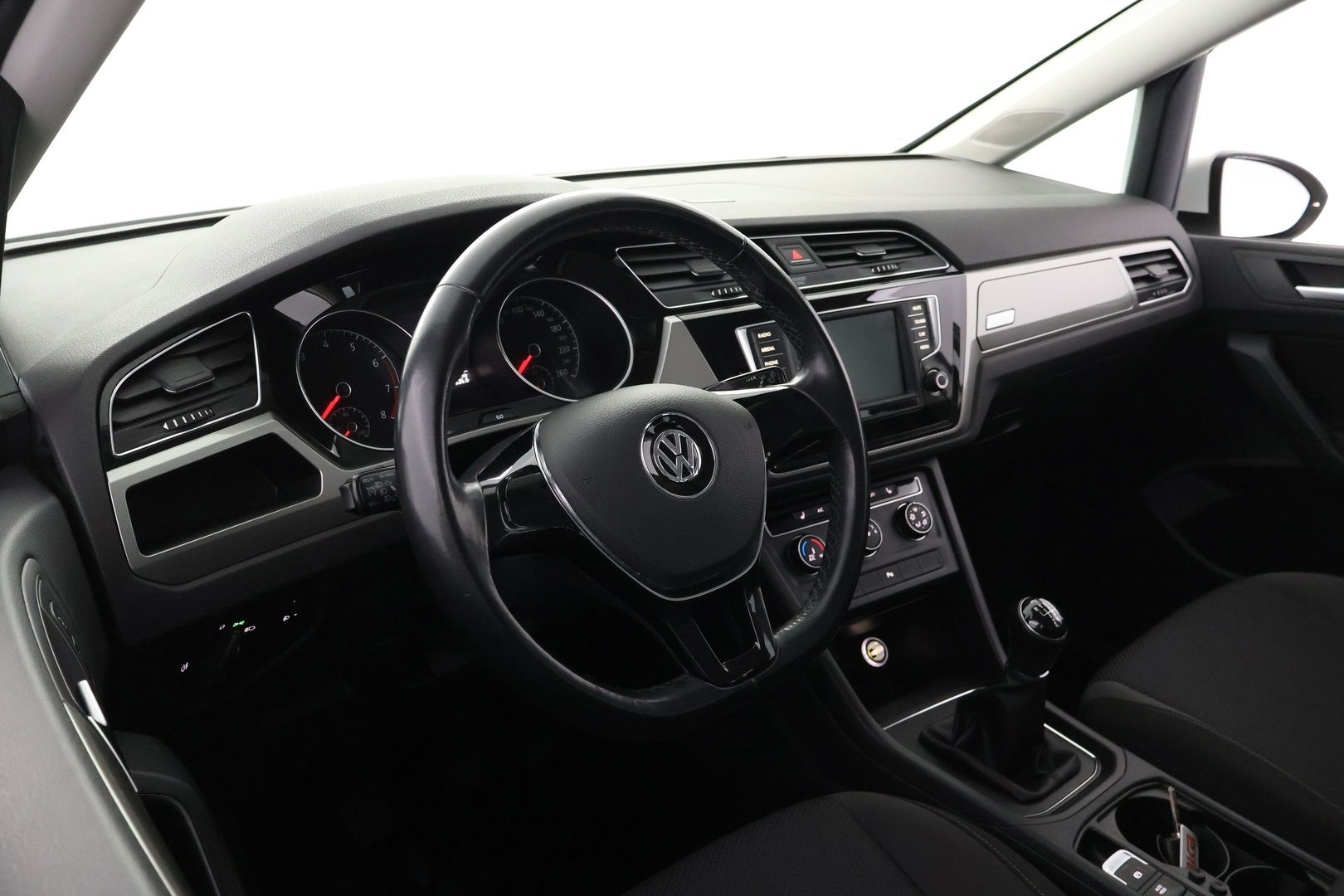 VOLKSWAGEN Touran 2016