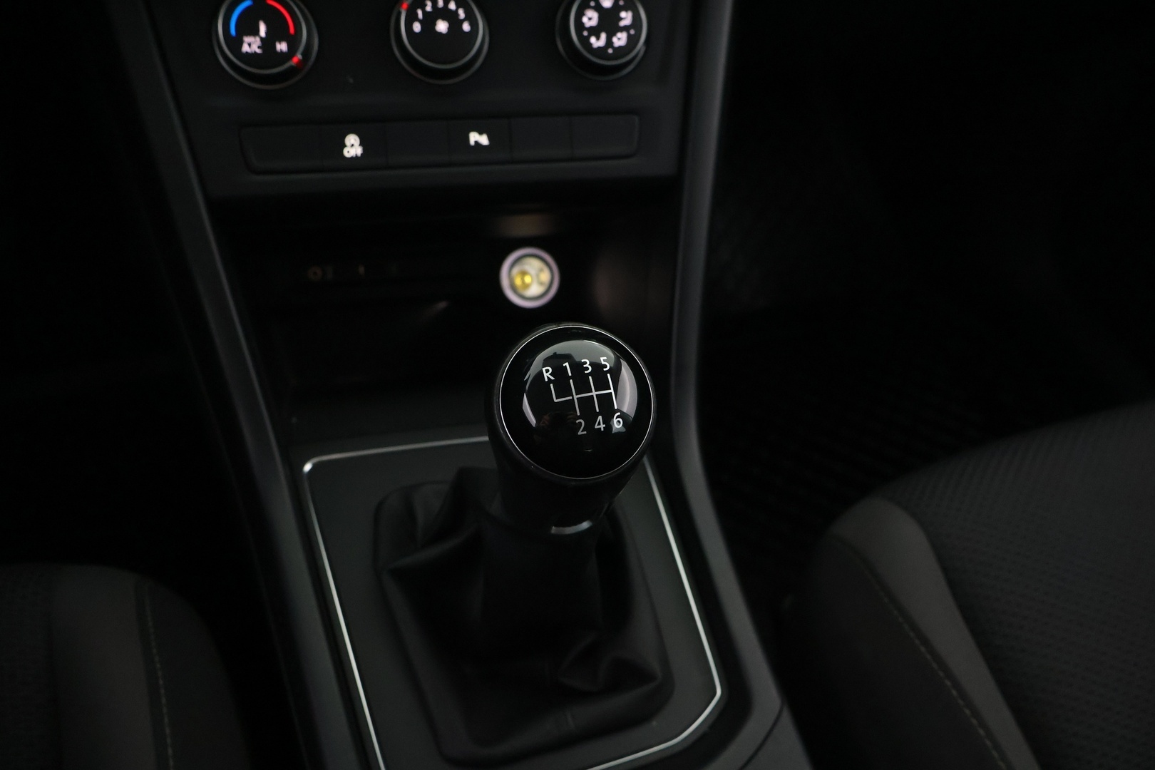 VOLKSWAGEN Touran 2016