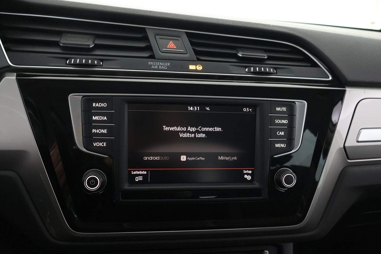 VOLKSWAGEN Touran 2016