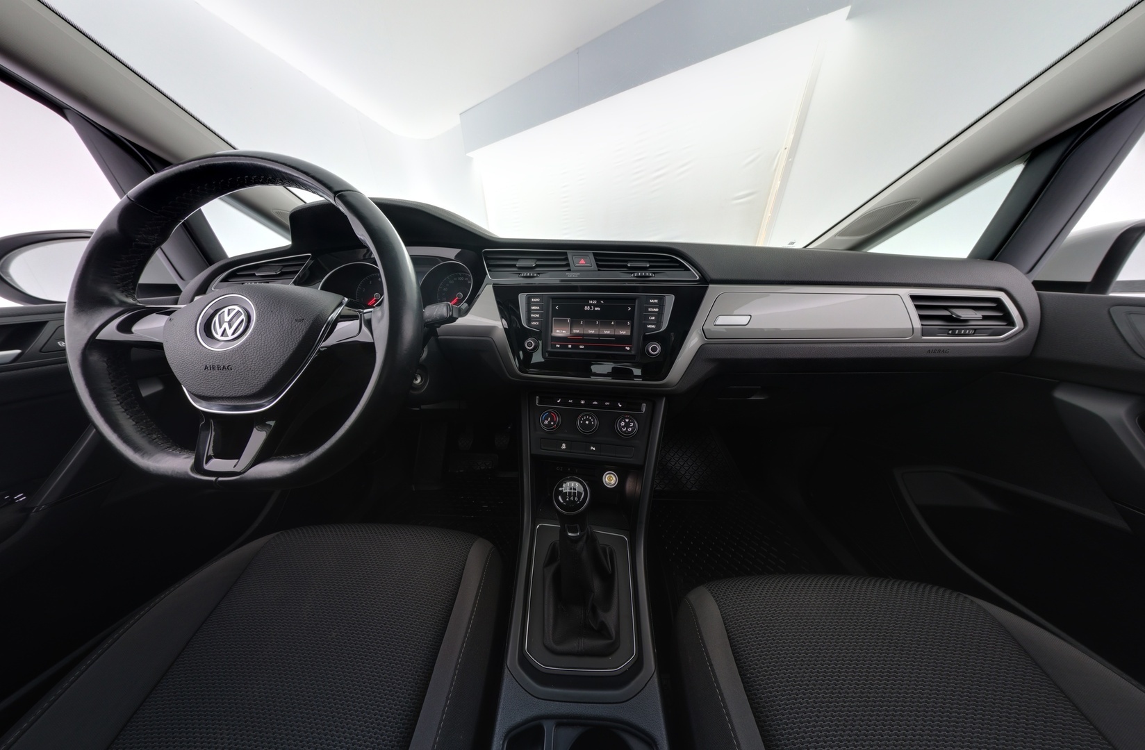 VOLKSWAGEN Touran 2016