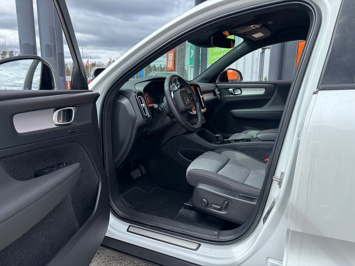 VOLVO XC40 2023