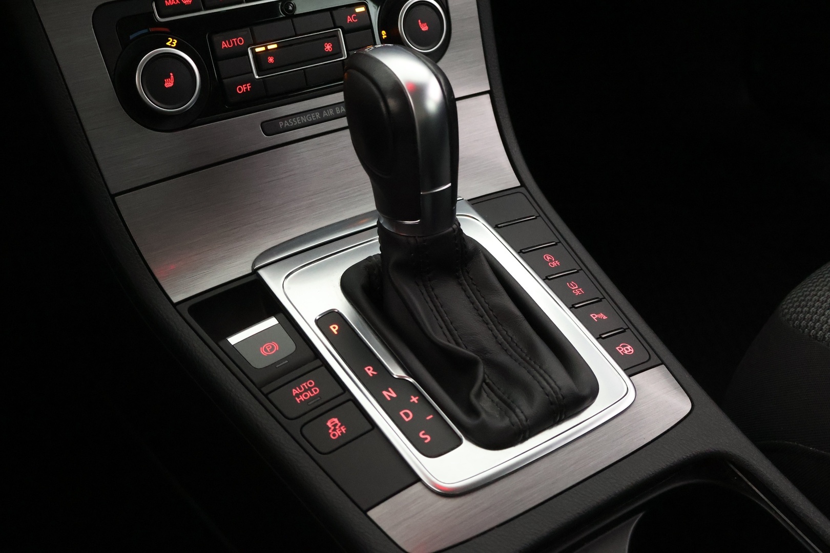 VOLKSWAGEN Passat 2011