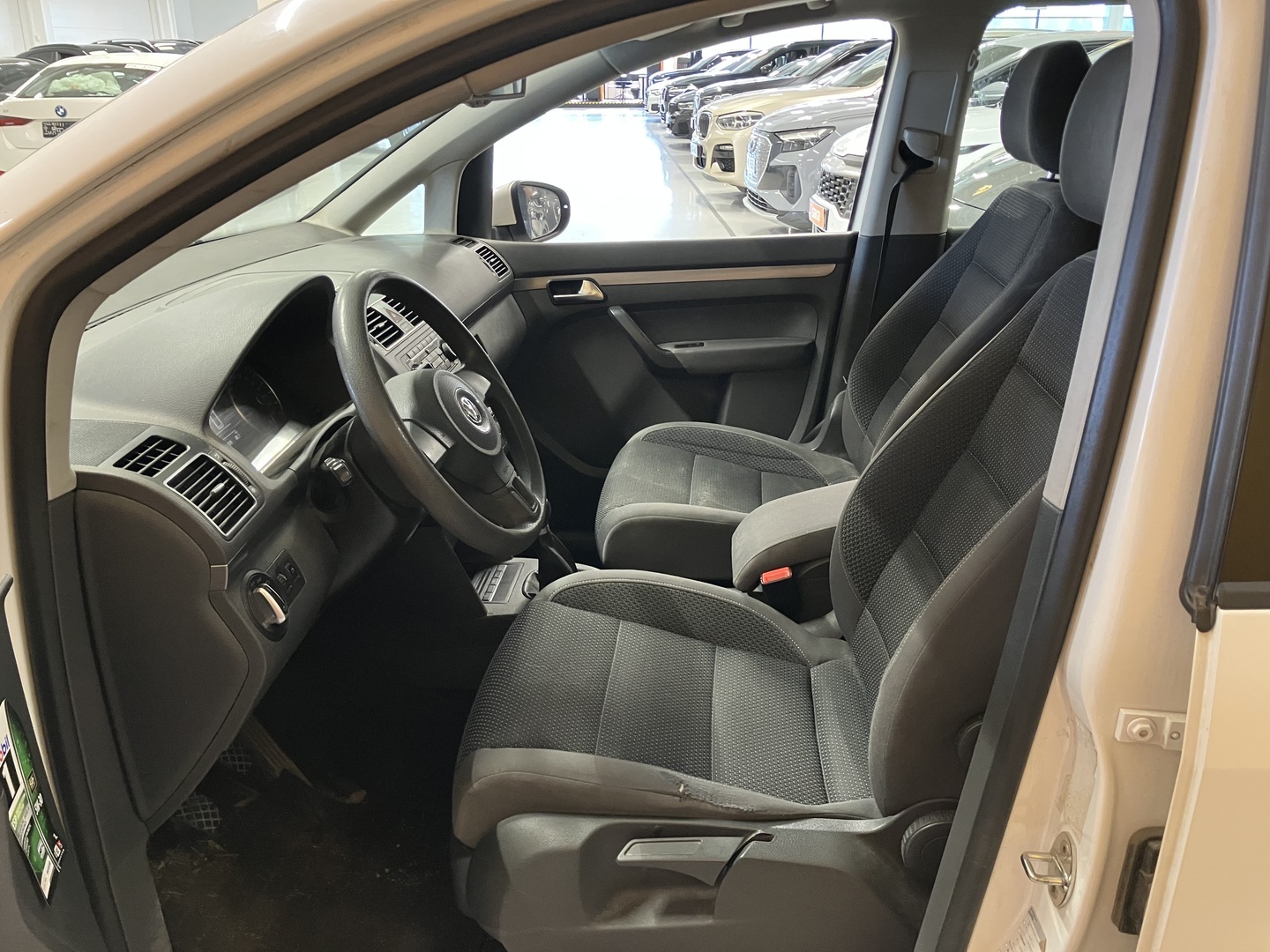 VOLKSWAGEN Touran 2011