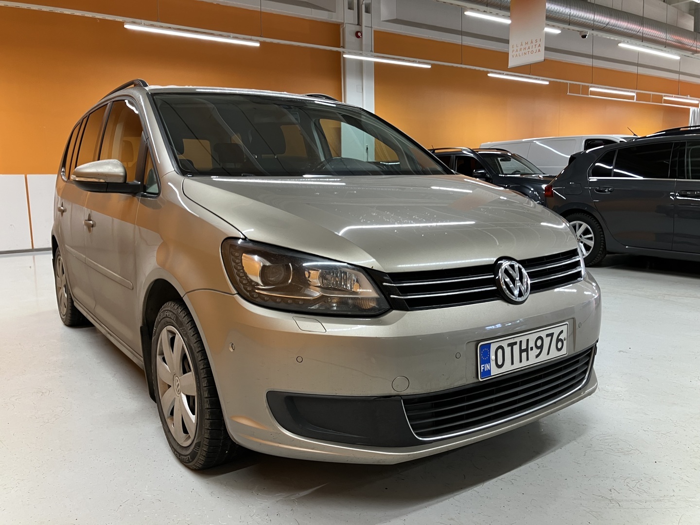 VOLKSWAGEN Touran 2012
