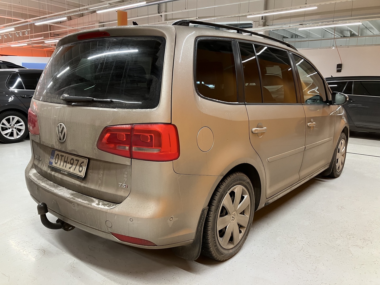 VOLKSWAGEN Touran 2012