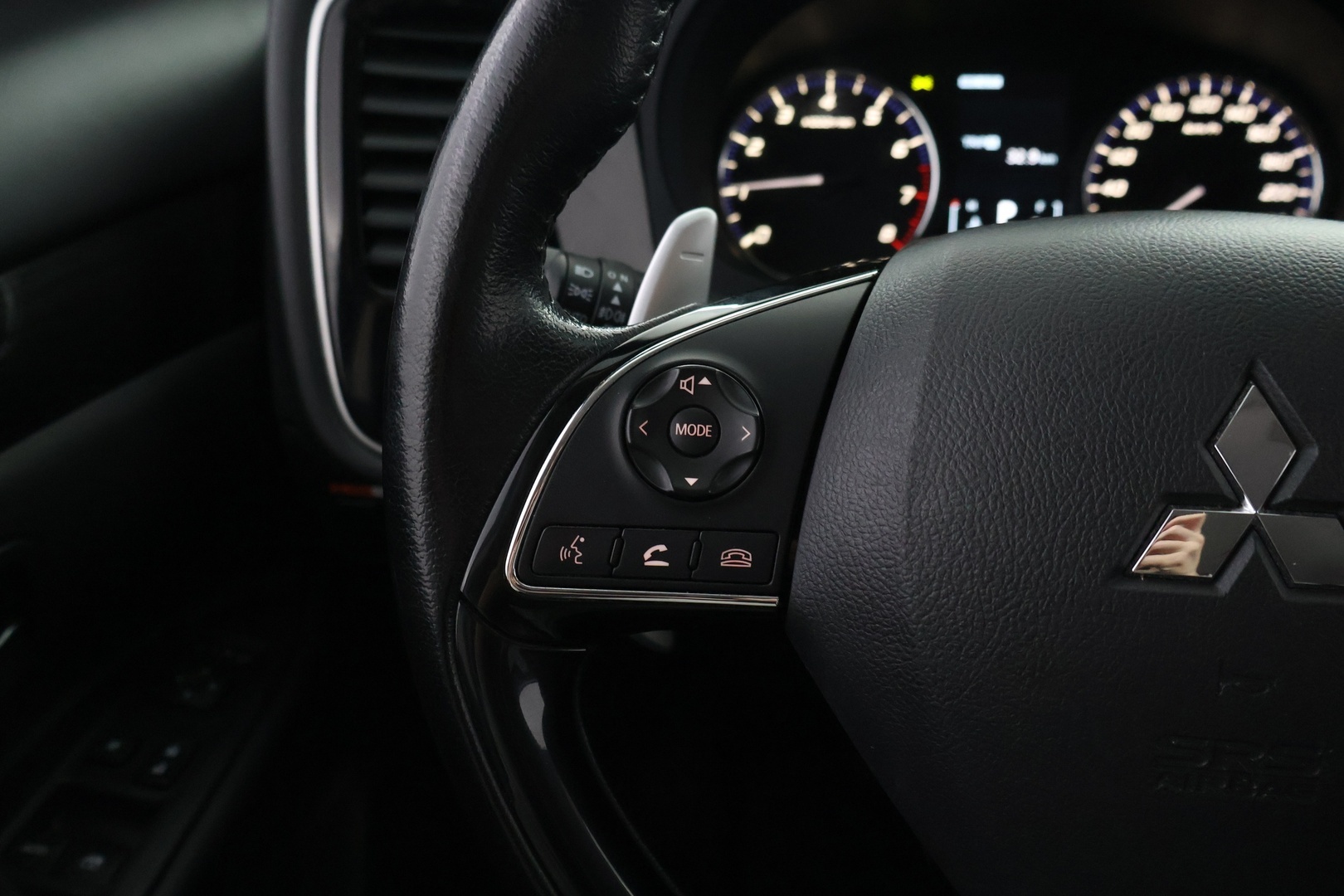 MITSUBISHI Outlander 2016