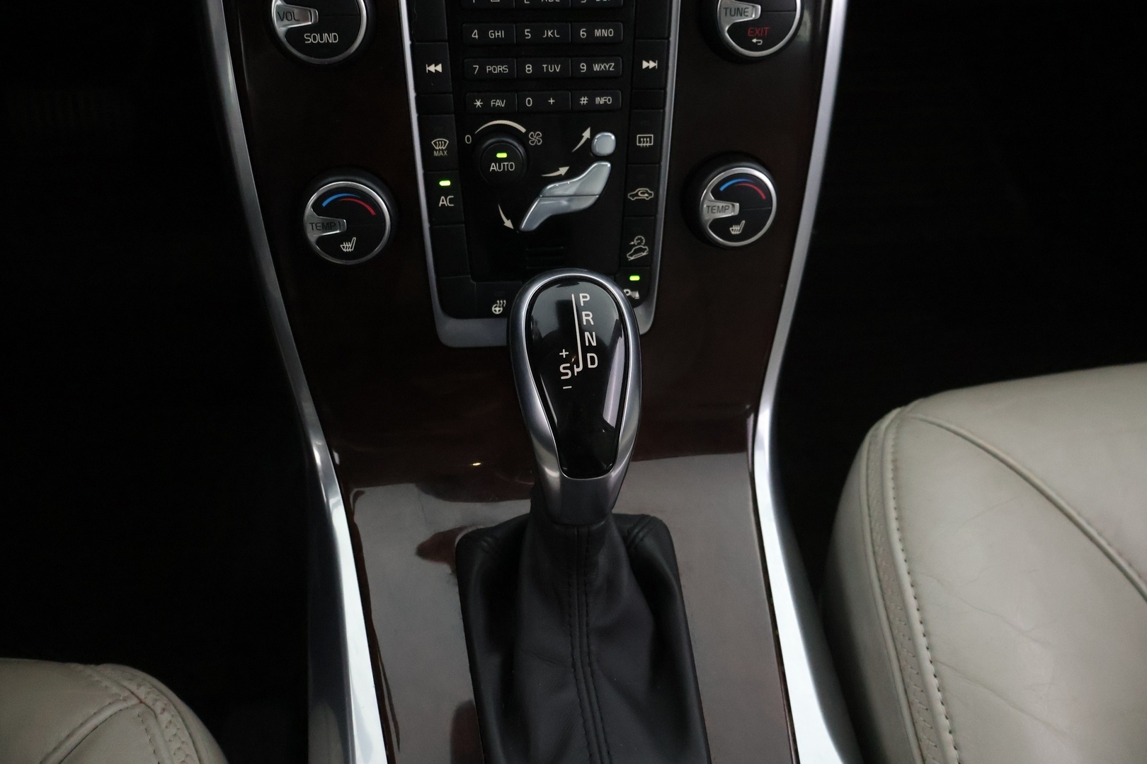 VOLVO XC70 2014