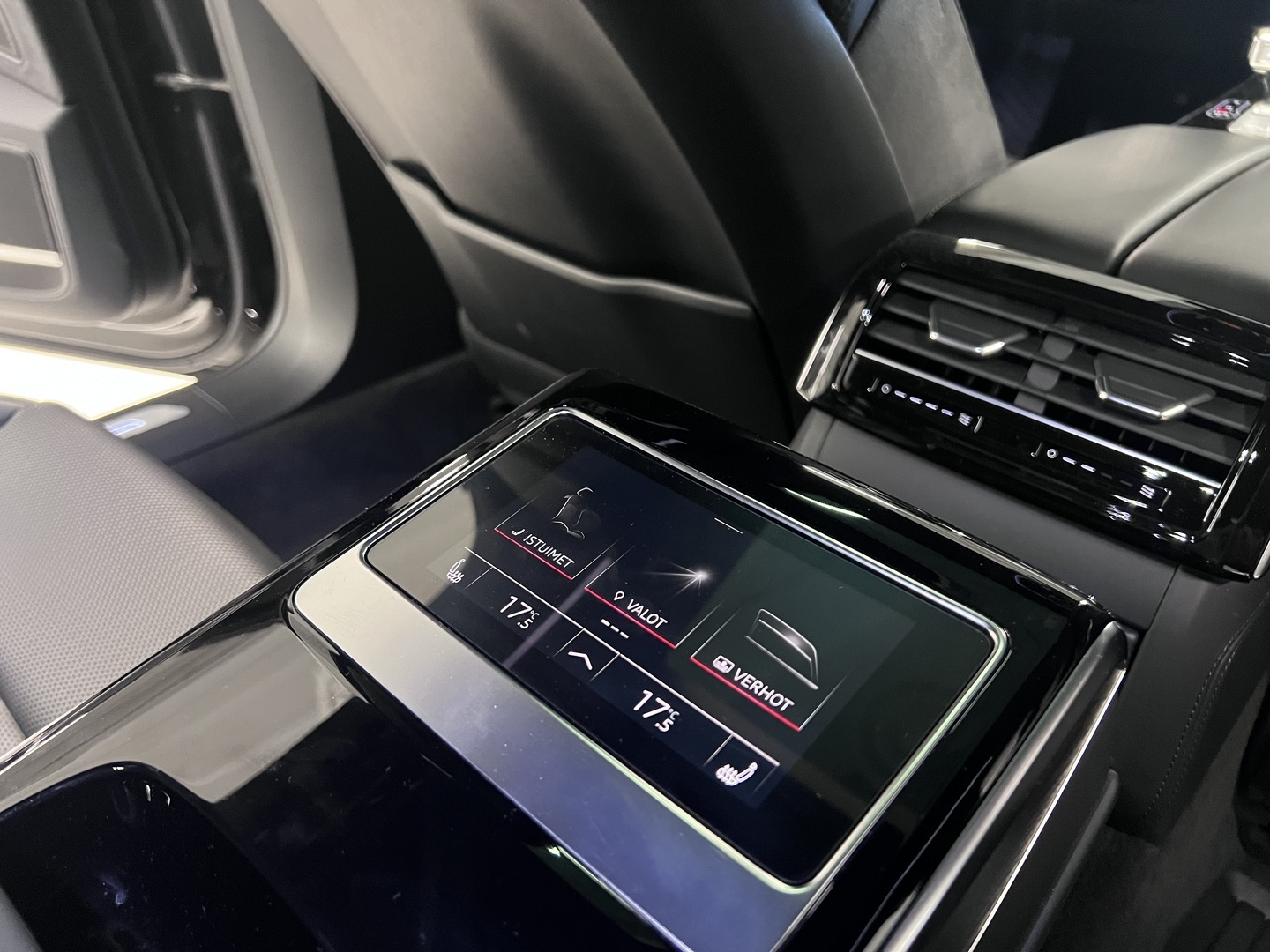 AUDI A8 2023