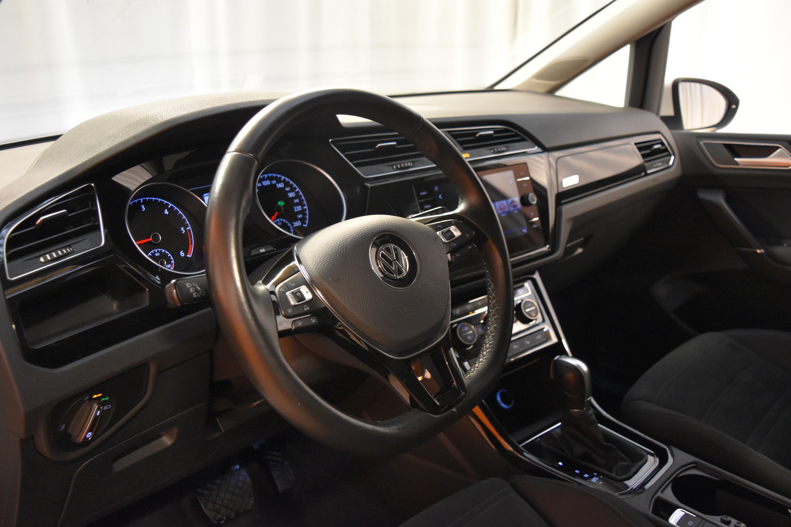 VOLKSWAGEN Touran 2018