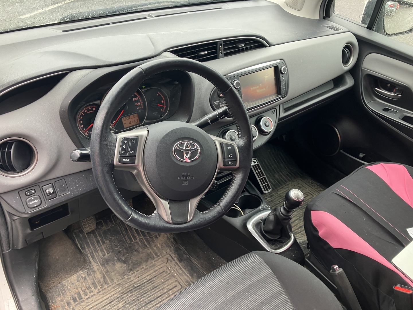 TOYOTA Yaris 2016