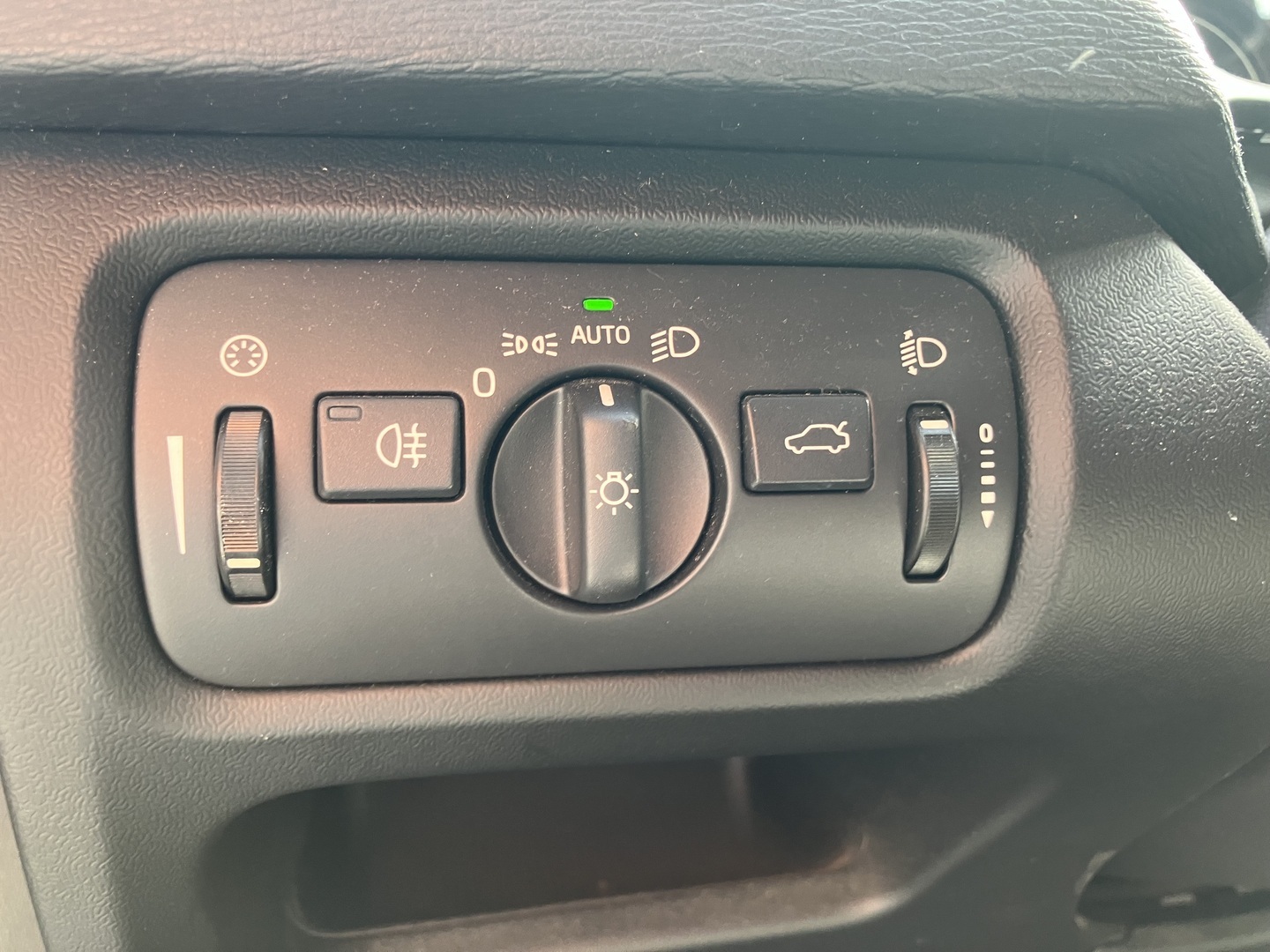 VOLVO V40 2018