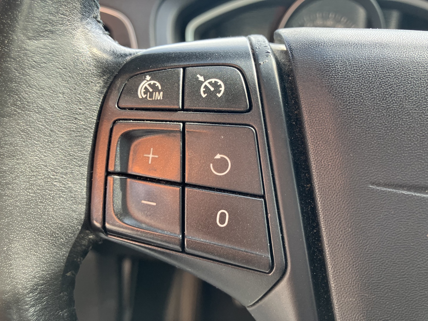 VOLVO V40 2018