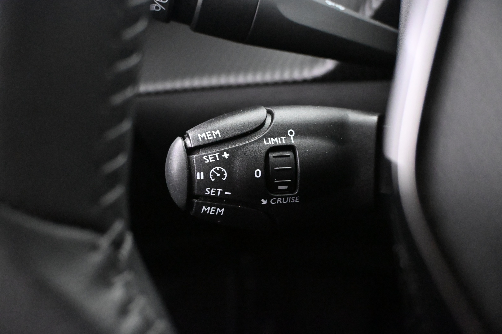 PEUGEOT e-2008 2024