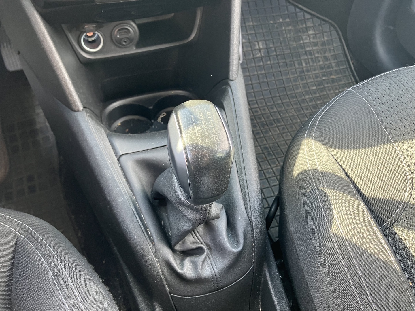 PEUGEOT 208 2016