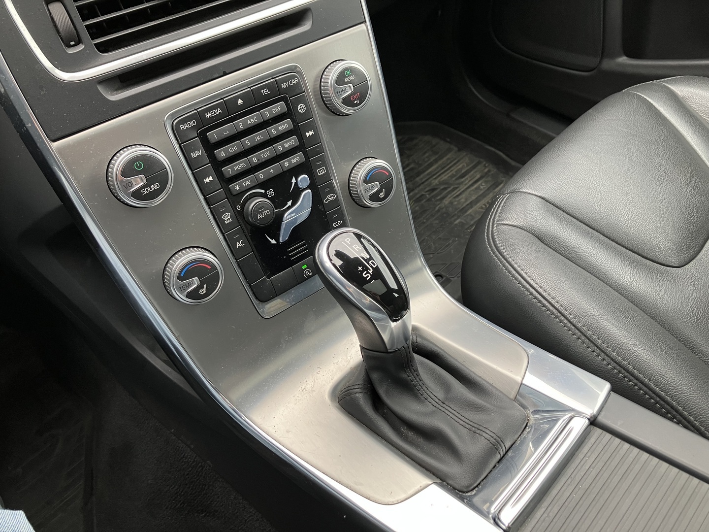 VOLVO V60 2016