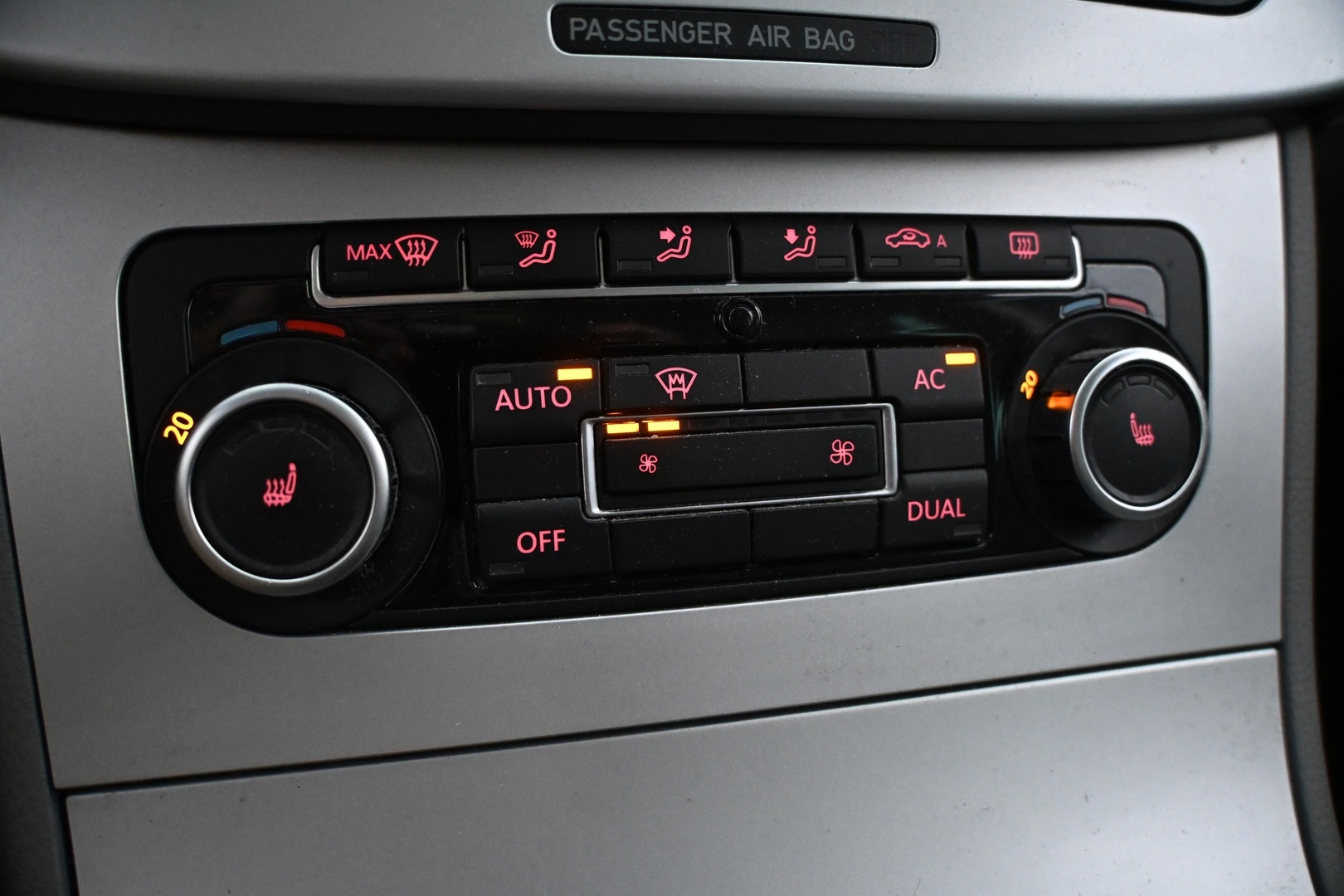 VOLKSWAGEN Passat 2010