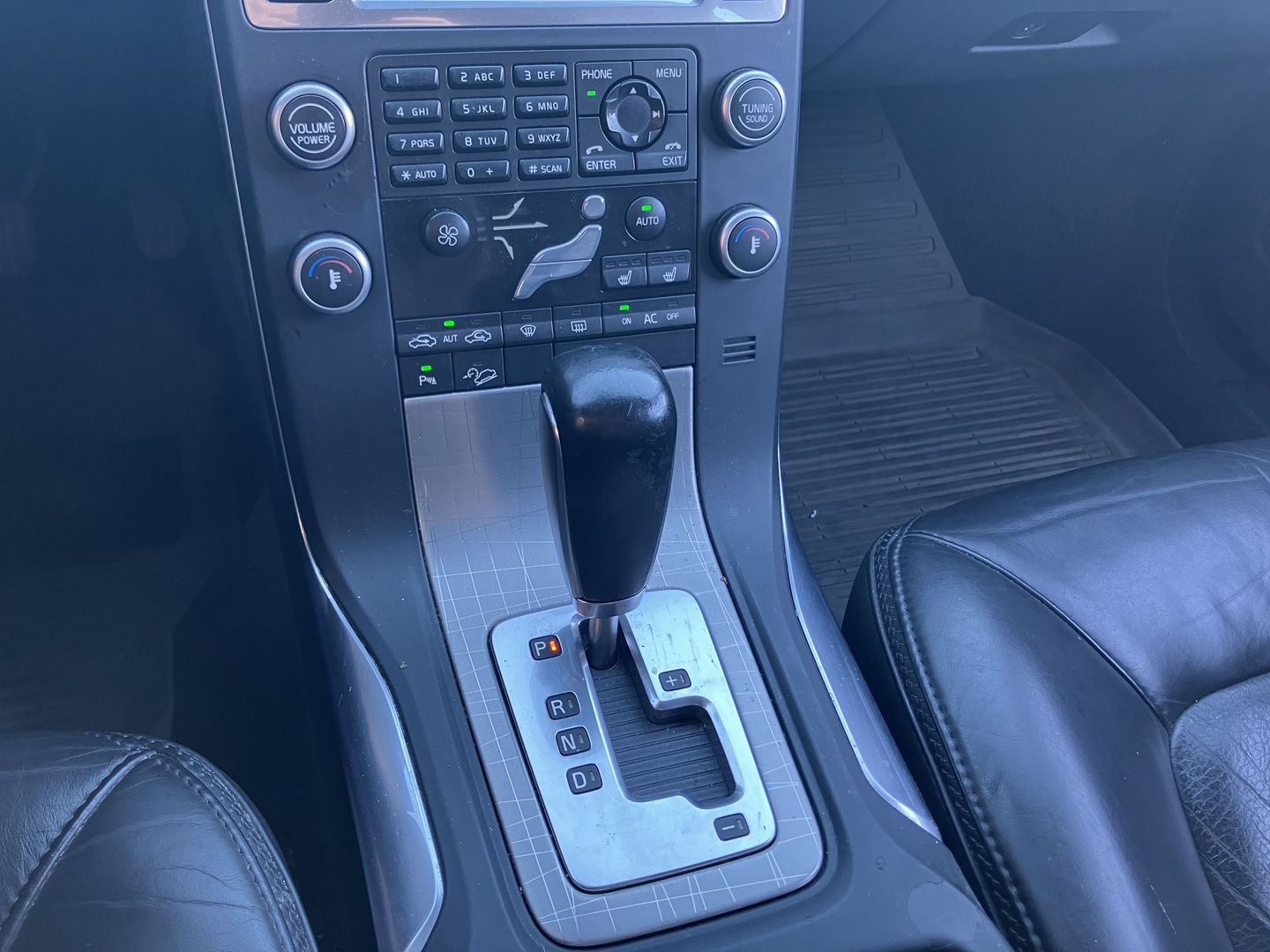 VOLVO XC70 2011