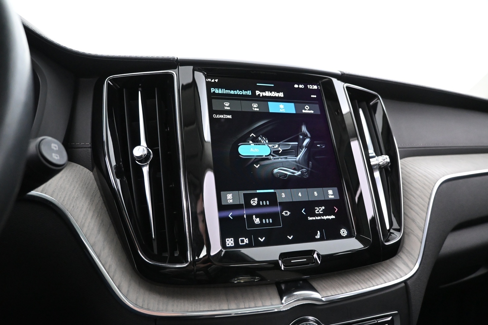 VOLVO XC60 2022