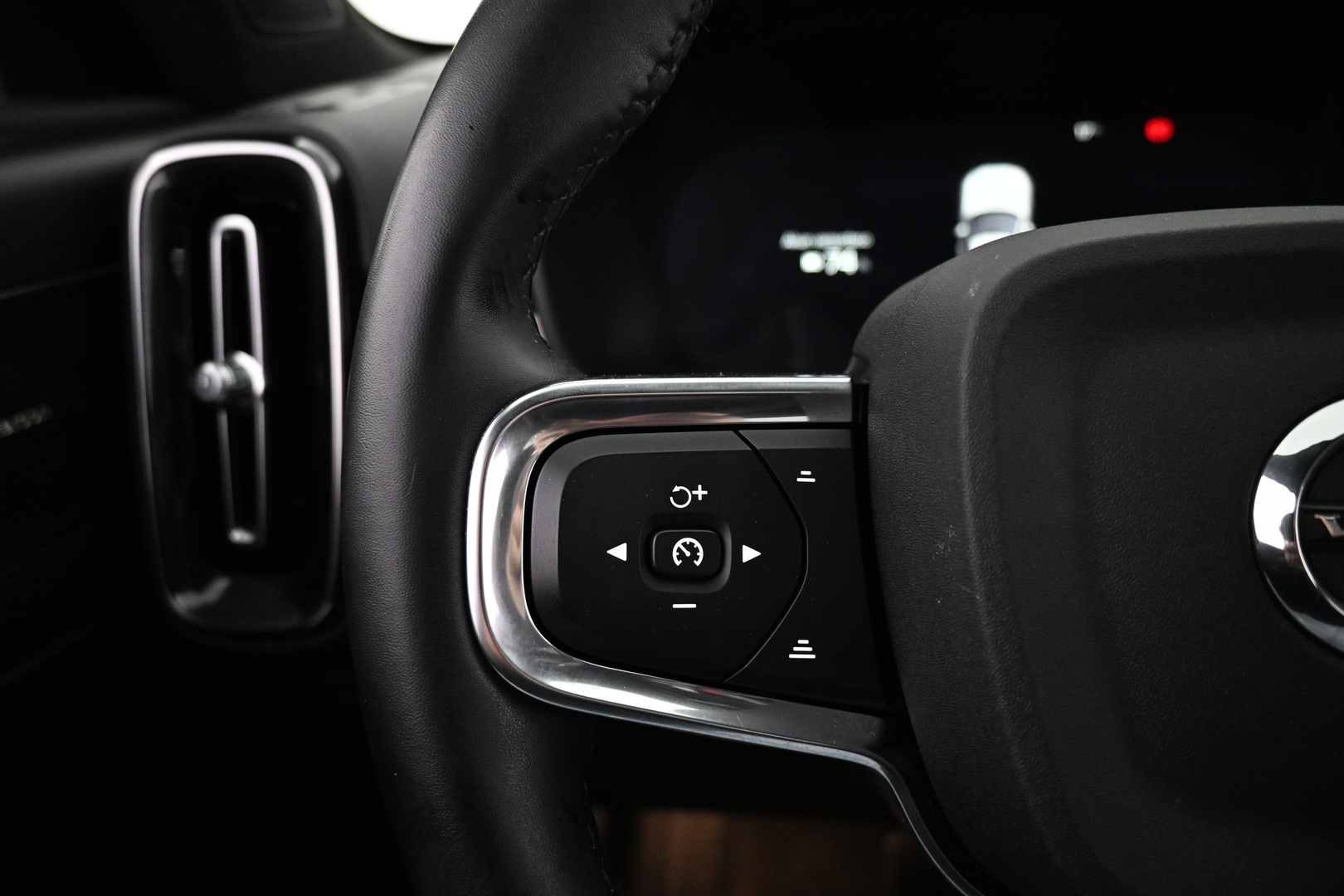 VOLVO XC40 2024