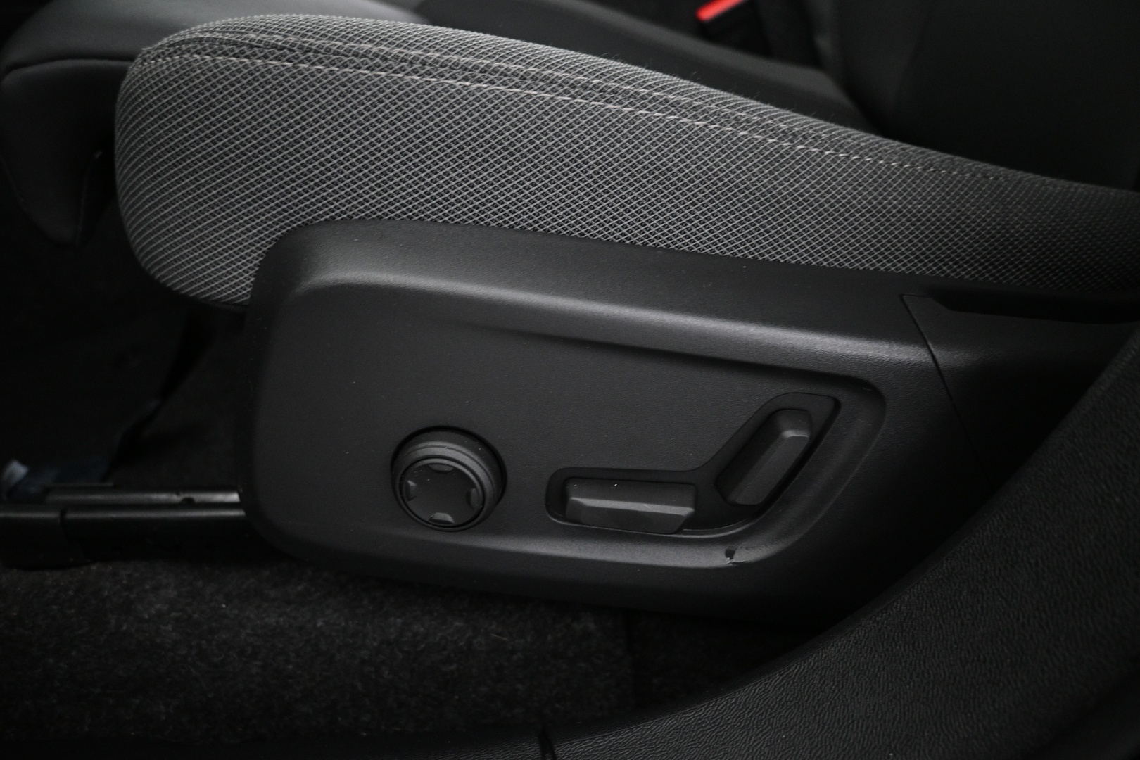 VOLVO XC40 2024