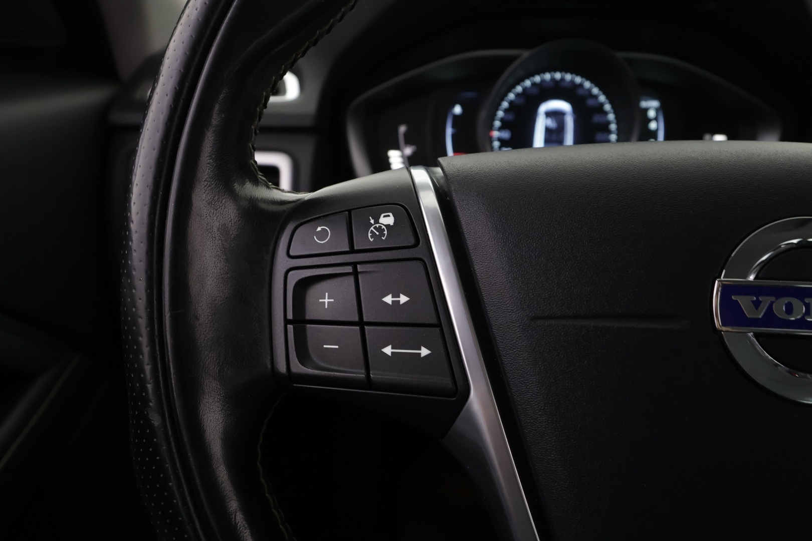 VOLVO V70 2016