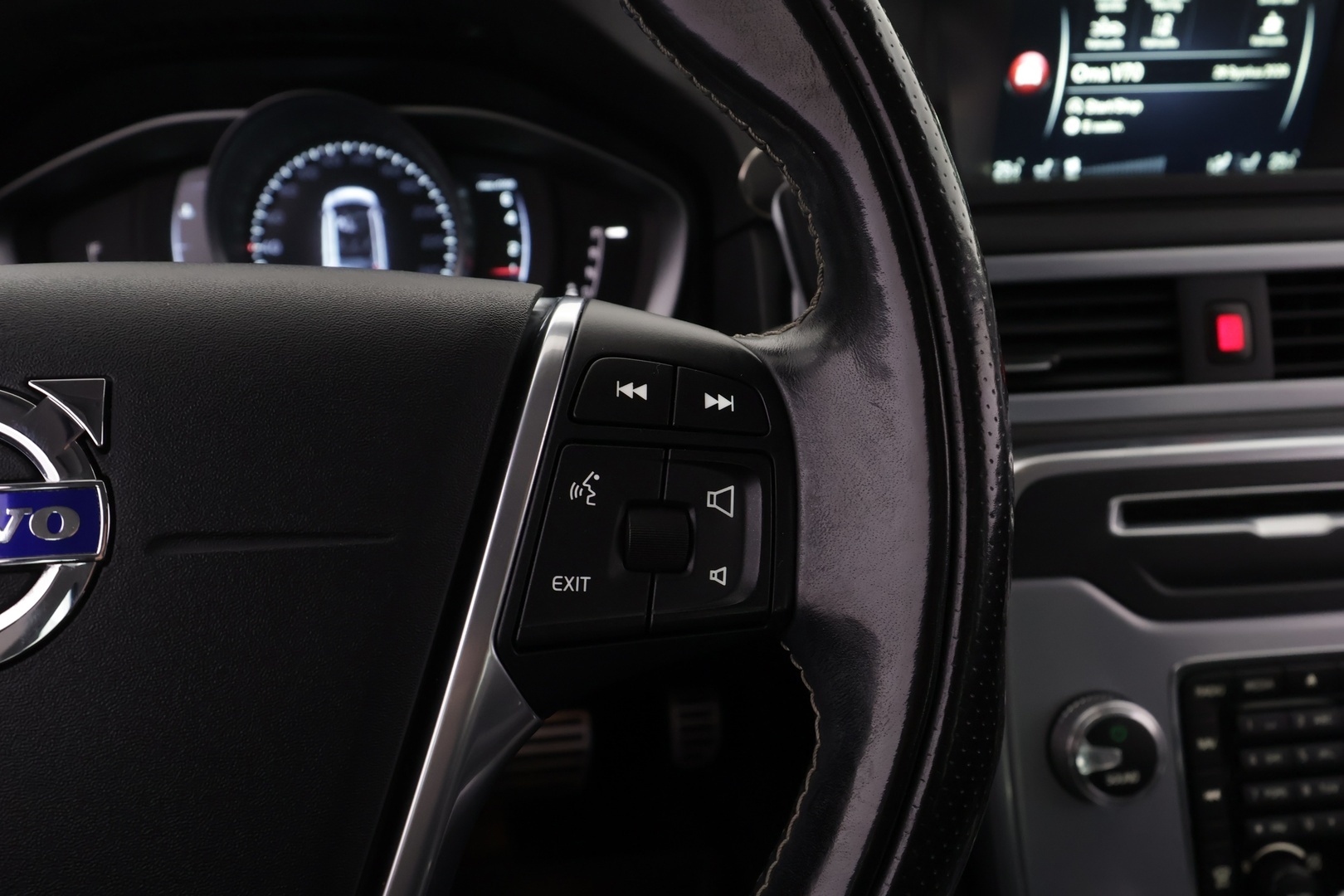 VOLVO V70 2016