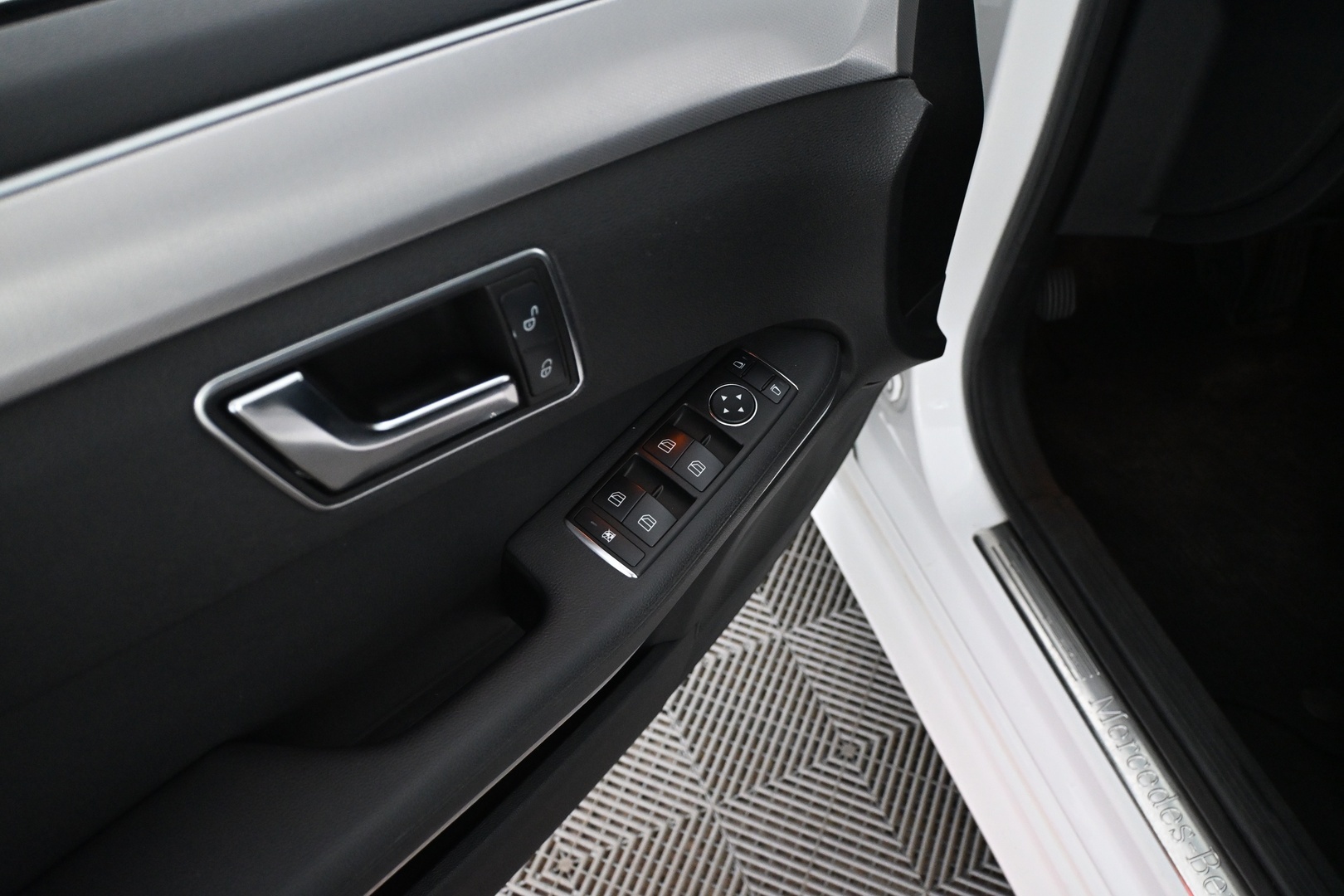 MERCEDES-BENZ E 2012