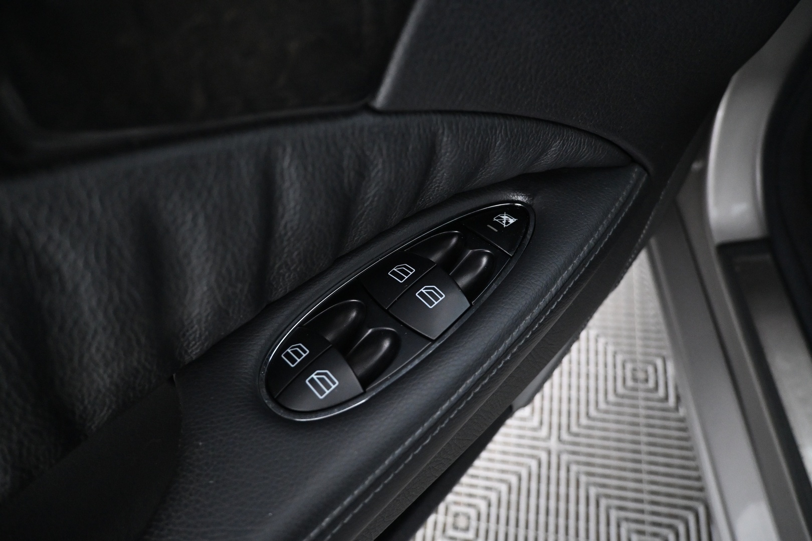 MERCEDES-BENZ E 2006