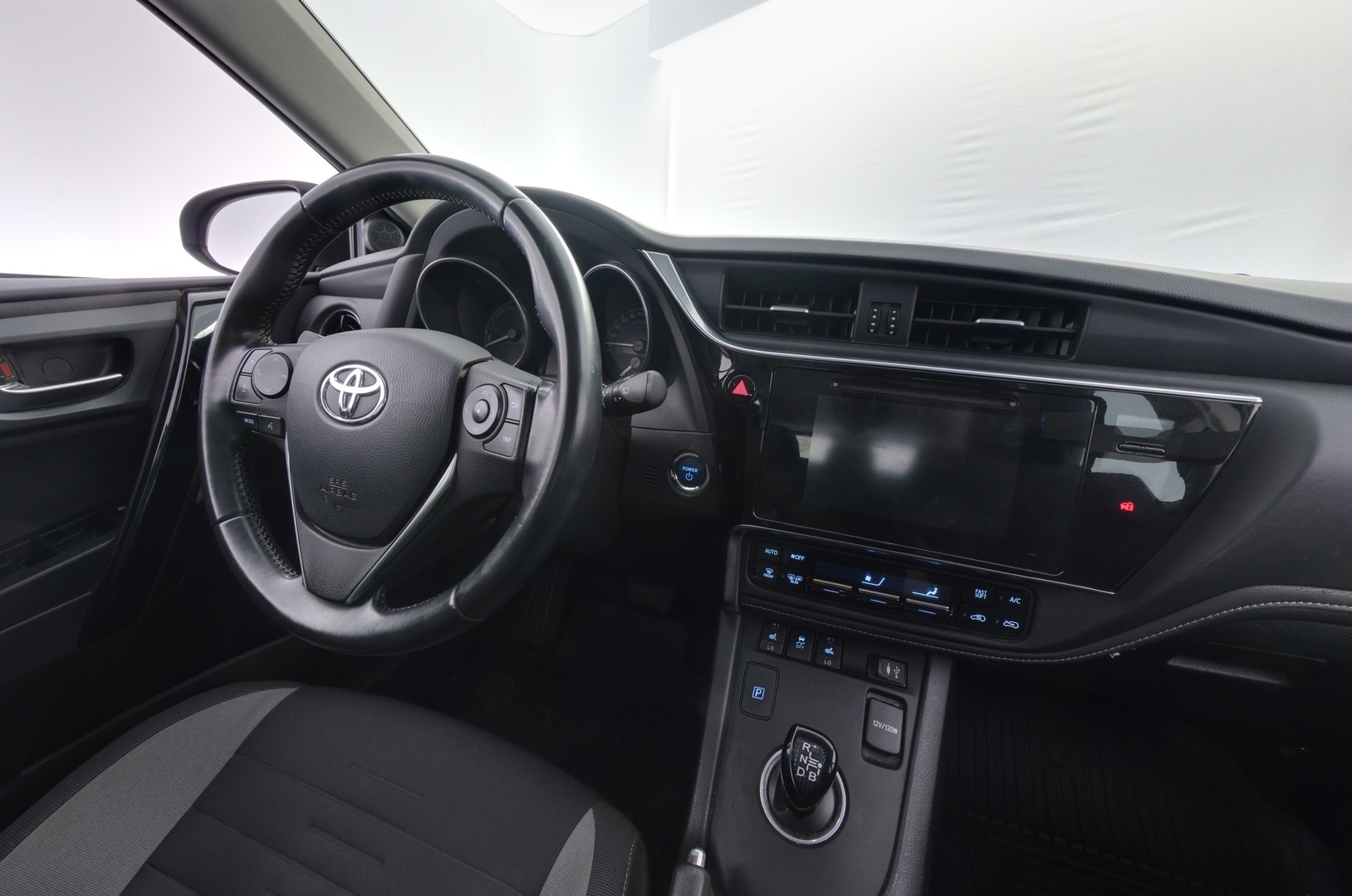 TOYOTA Auris 2016