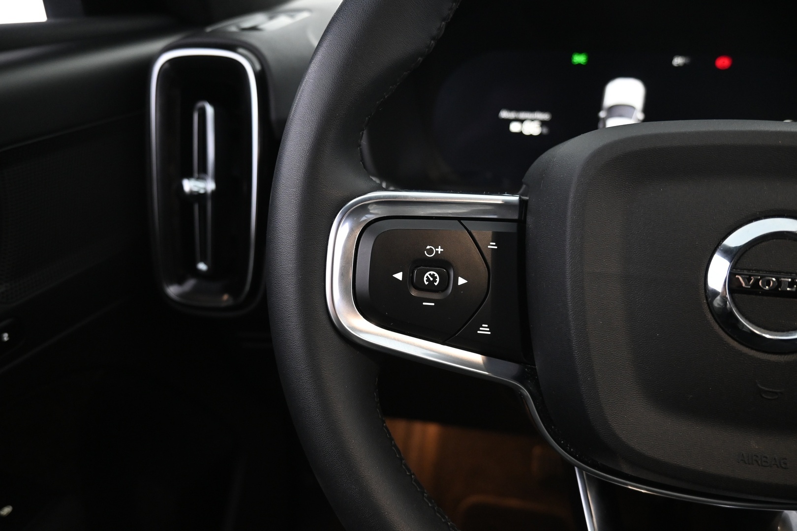 VOLVO XC40 2024