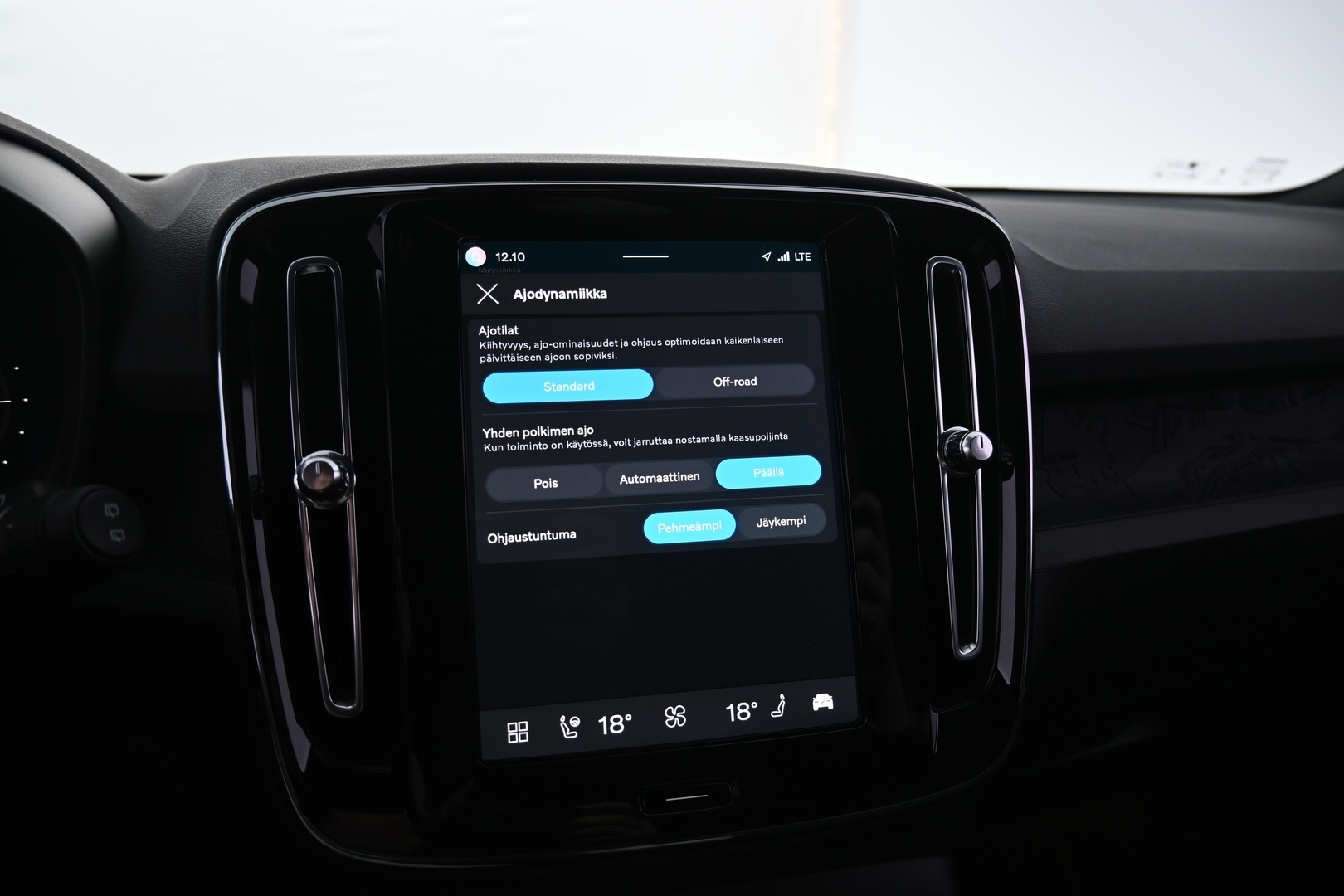 VOLVO XC40 2024