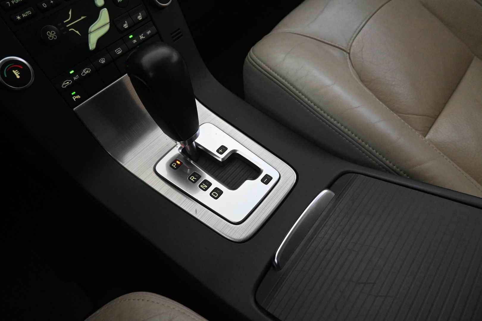 VOLVO V70 2010
