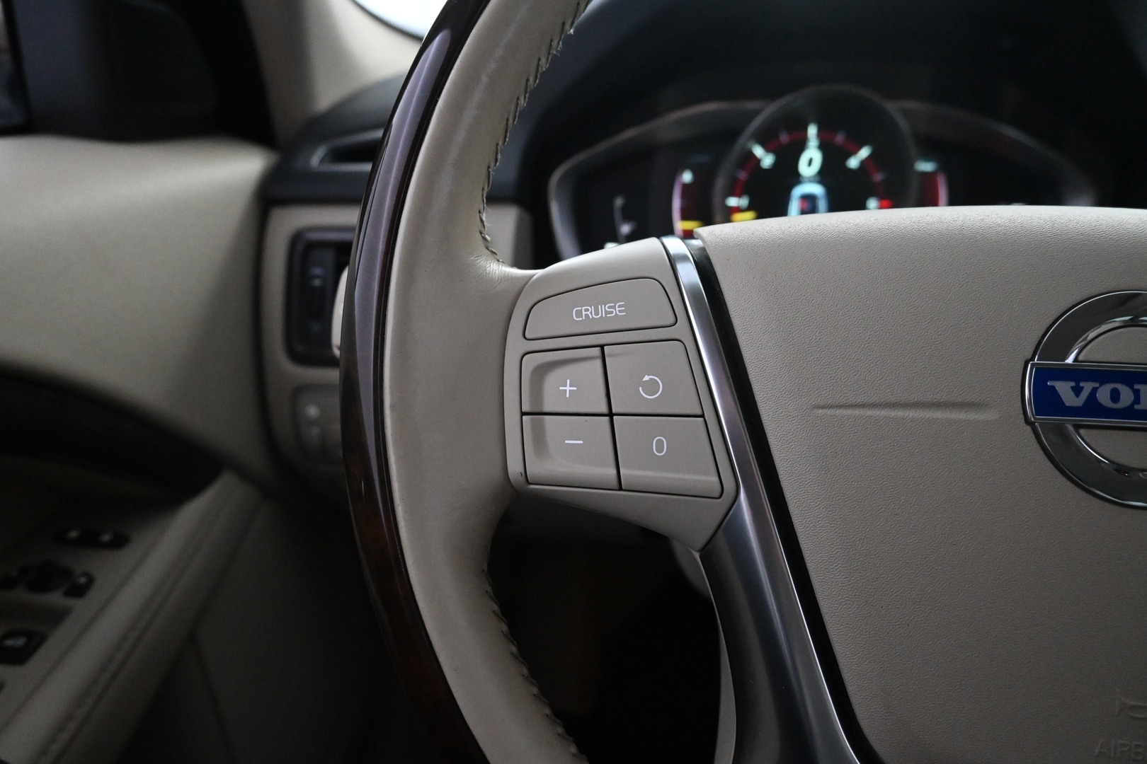 VOLVO XC70 2015