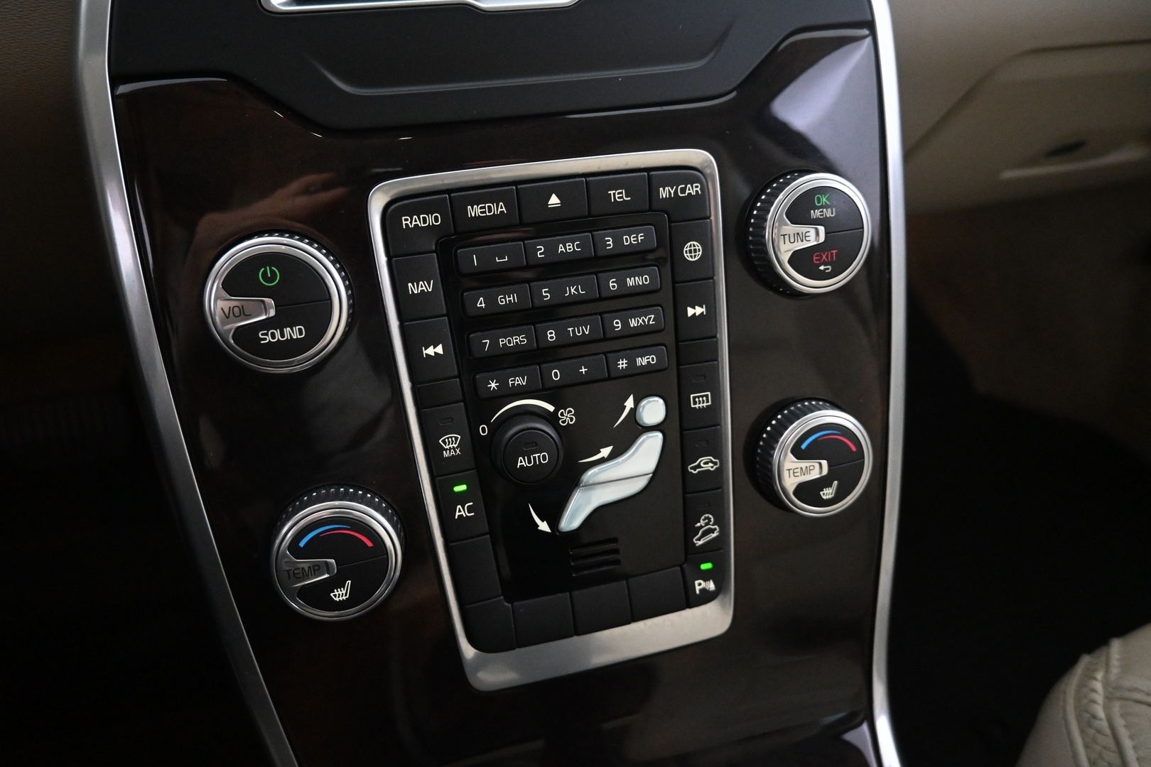 VOLVO XC70 2015