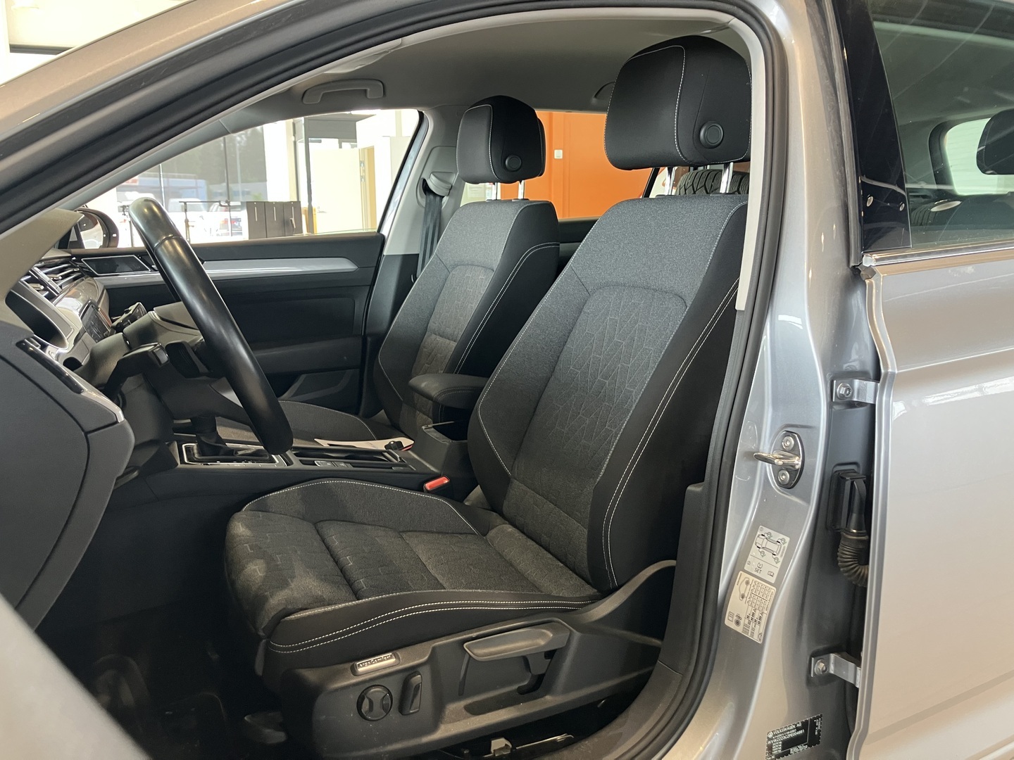 VOLKSWAGEN Passat 2023