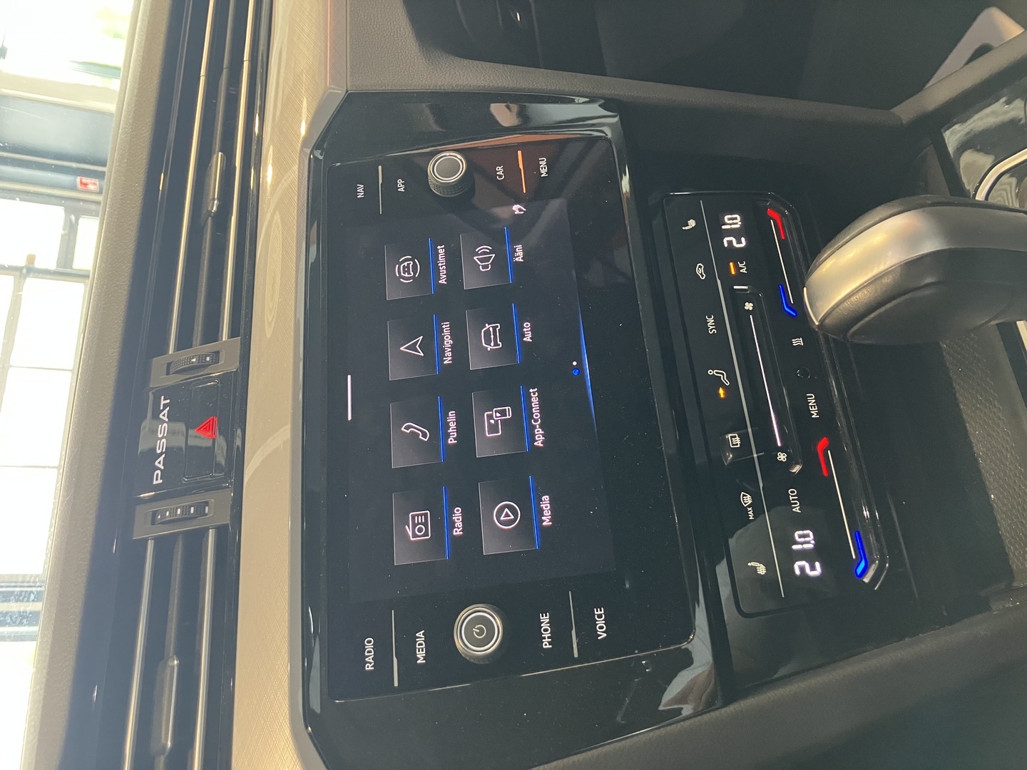 VOLKSWAGEN Passat 2023