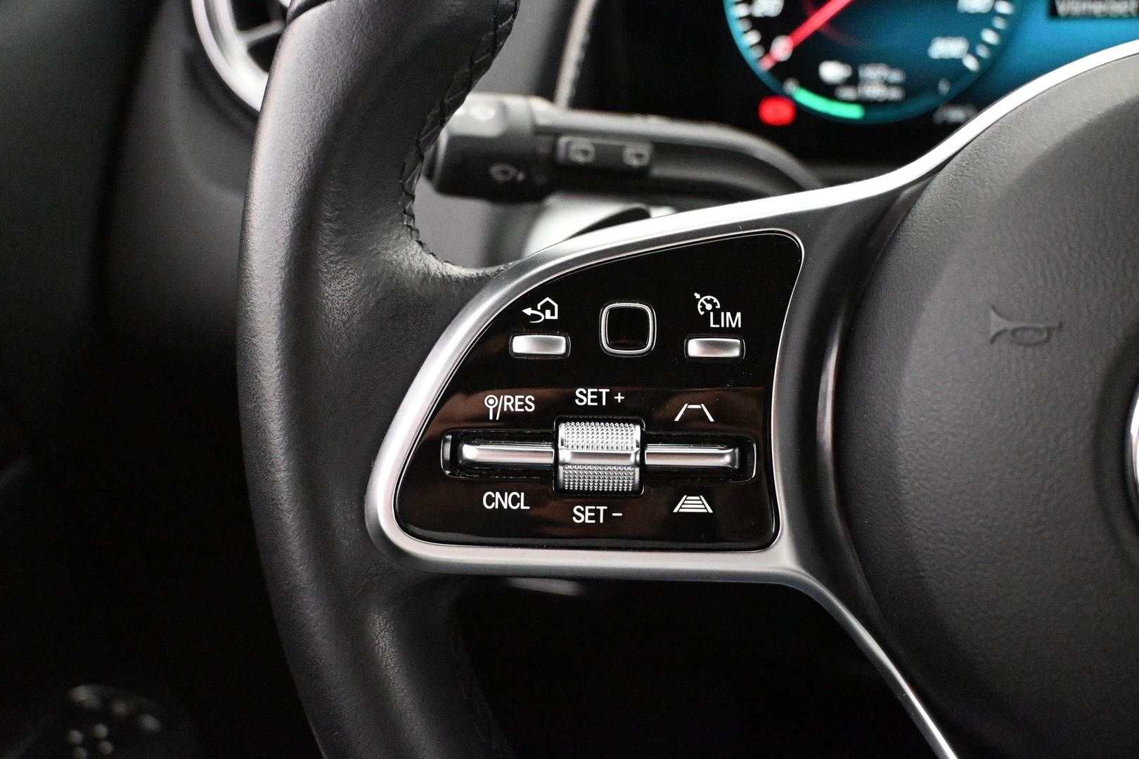 MERCEDES-BENZ EQB 2023