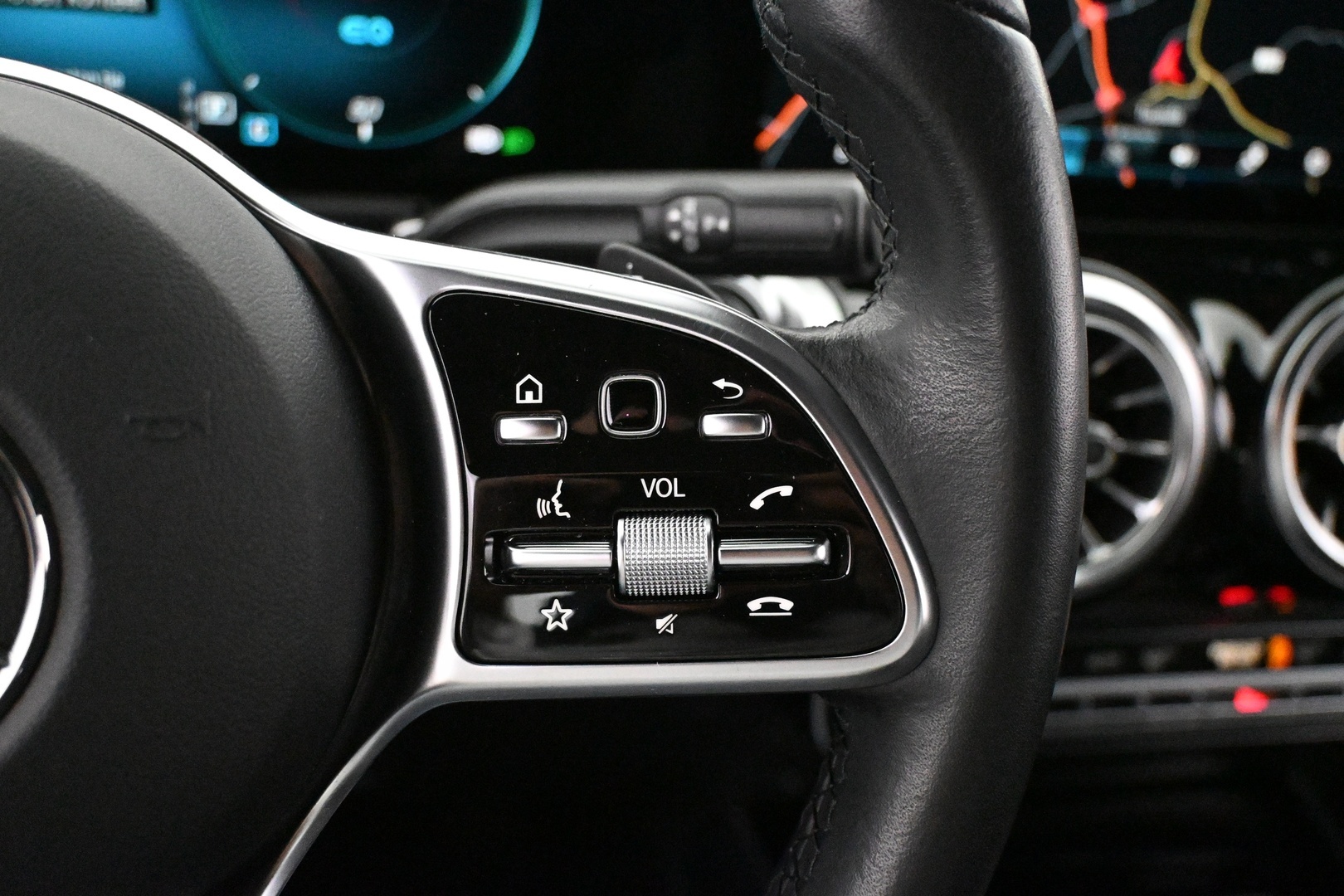 MERCEDES-BENZ EQB 2023