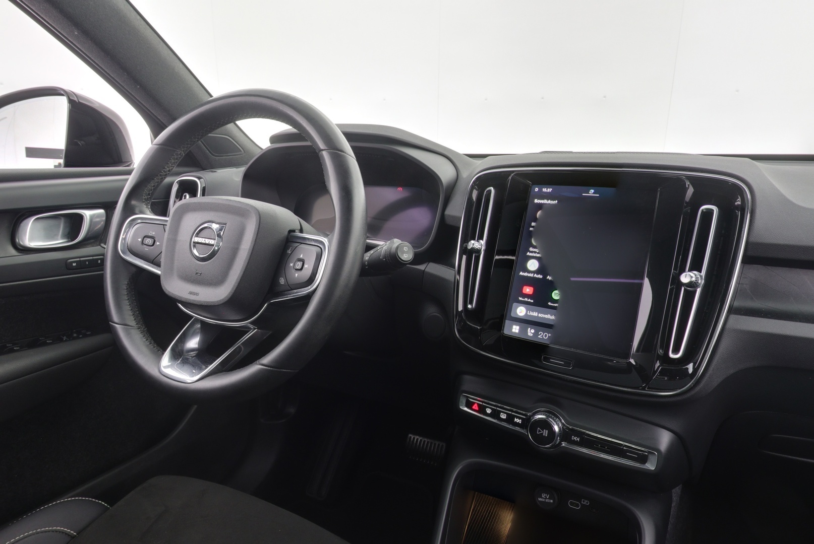 VOLVO XC40 2023