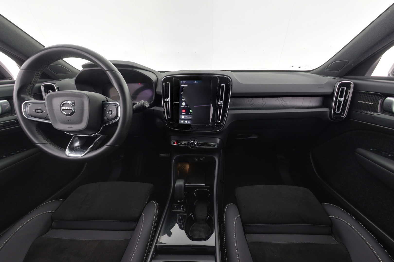 VOLVO XC40 2023