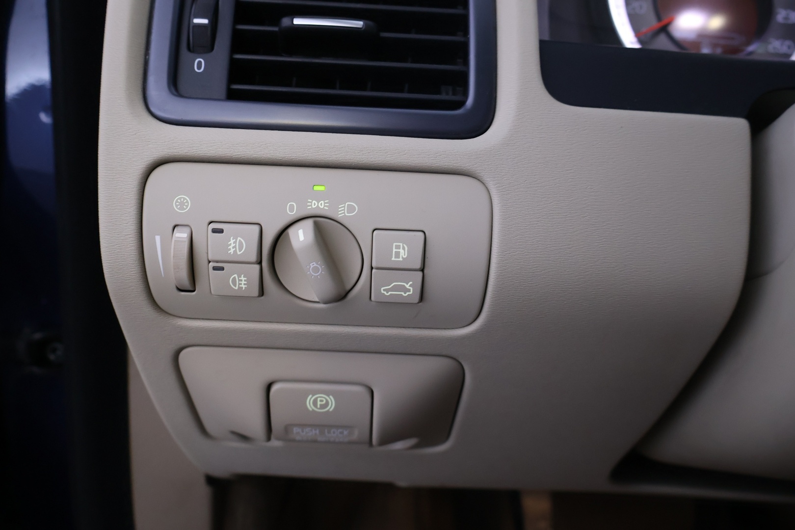 VOLVO V70 2012