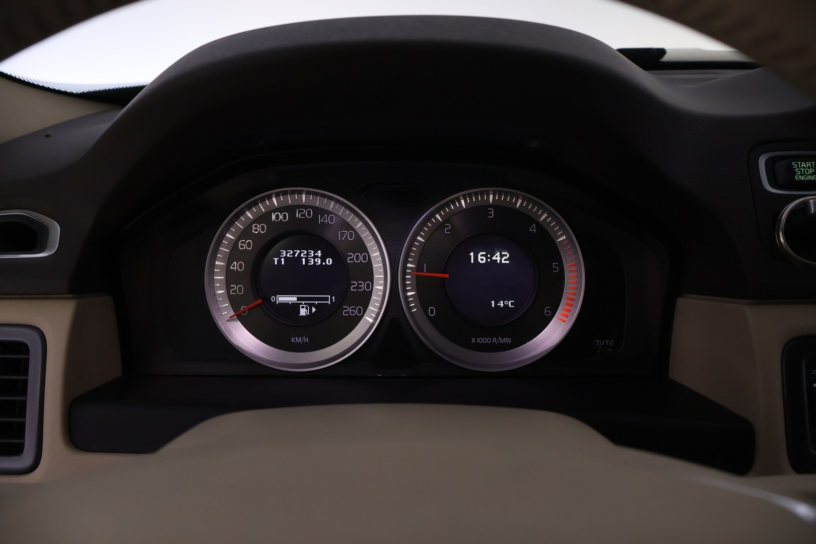 VOLVO V70 2012