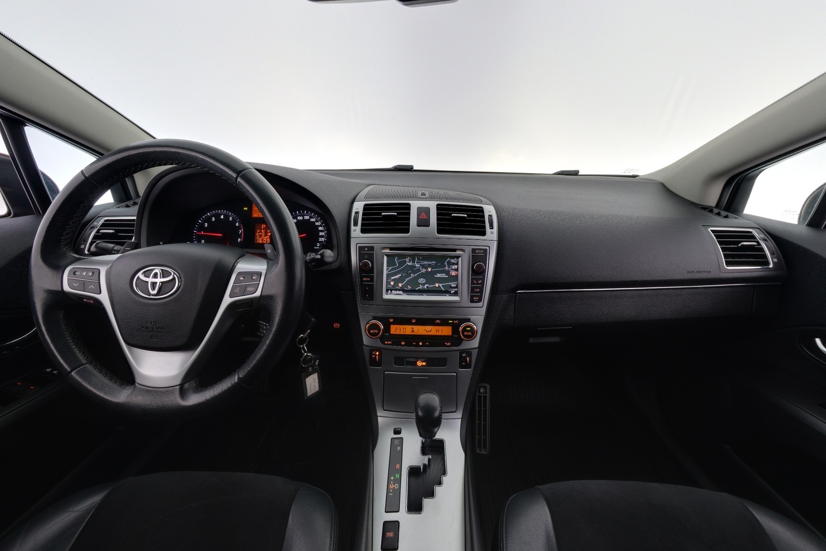 TOYOTA Avensis 2015